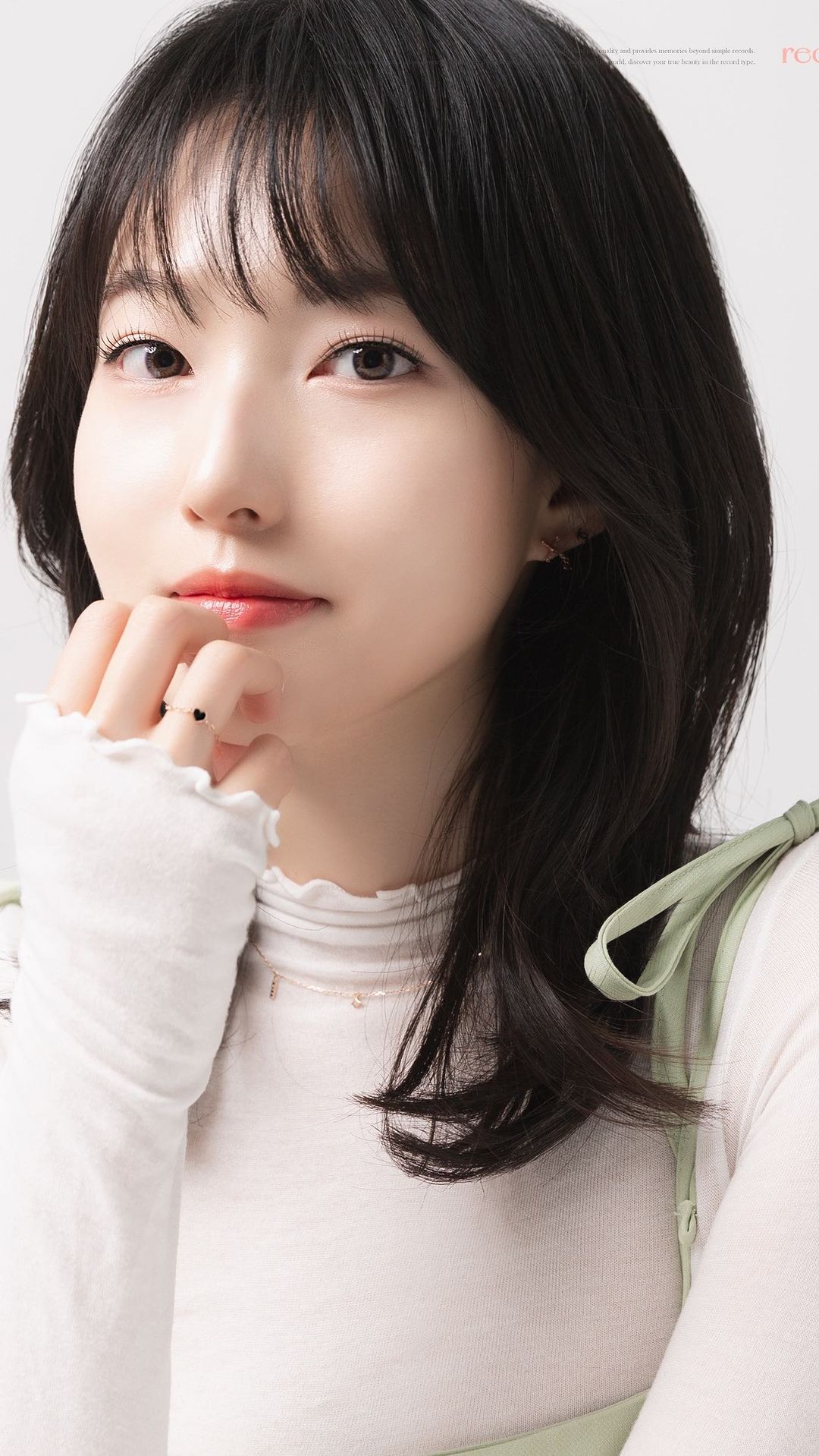 ,
28살 5월 기록 ෆ 
 
2021년부터 블로그 시작한 뒤로
여러가지 촬영도 다니고
메이크업도 받아보면서 기록을 남기는게
즐겁다고 느끼고 있는 요즘 ₍•͈ᴗ•͈₎ 
 
프로필촬영 몇 번 찍으러 다니면서
처음에 비하면 자세 취하는게 어렵지는 않지만
아직도 카메라 앞은 어색 ,, 딱딱 굳는 얼굴
 
기분 좋으라고 해주신 말씀이겠지만
꽤나 자연스럽게 자세를 변경한 덕인지
원래 모델 일을 하고 있냐는
작가님 말씀 덕에 괜히 또 입꼬리 상승 ..!
 
천식도 심해지고 일을 쉬고 있는 요즘,
많이 무기력해지며 아무것도 하기 싫어서
집에만 있기도 하고 다사다난한 일들이 많았지만
새롭게 프로필 사진도 예쁘게 찍었으니
다시금 바삐 움직이며 다녀야겠다 •ू‧̫•ू