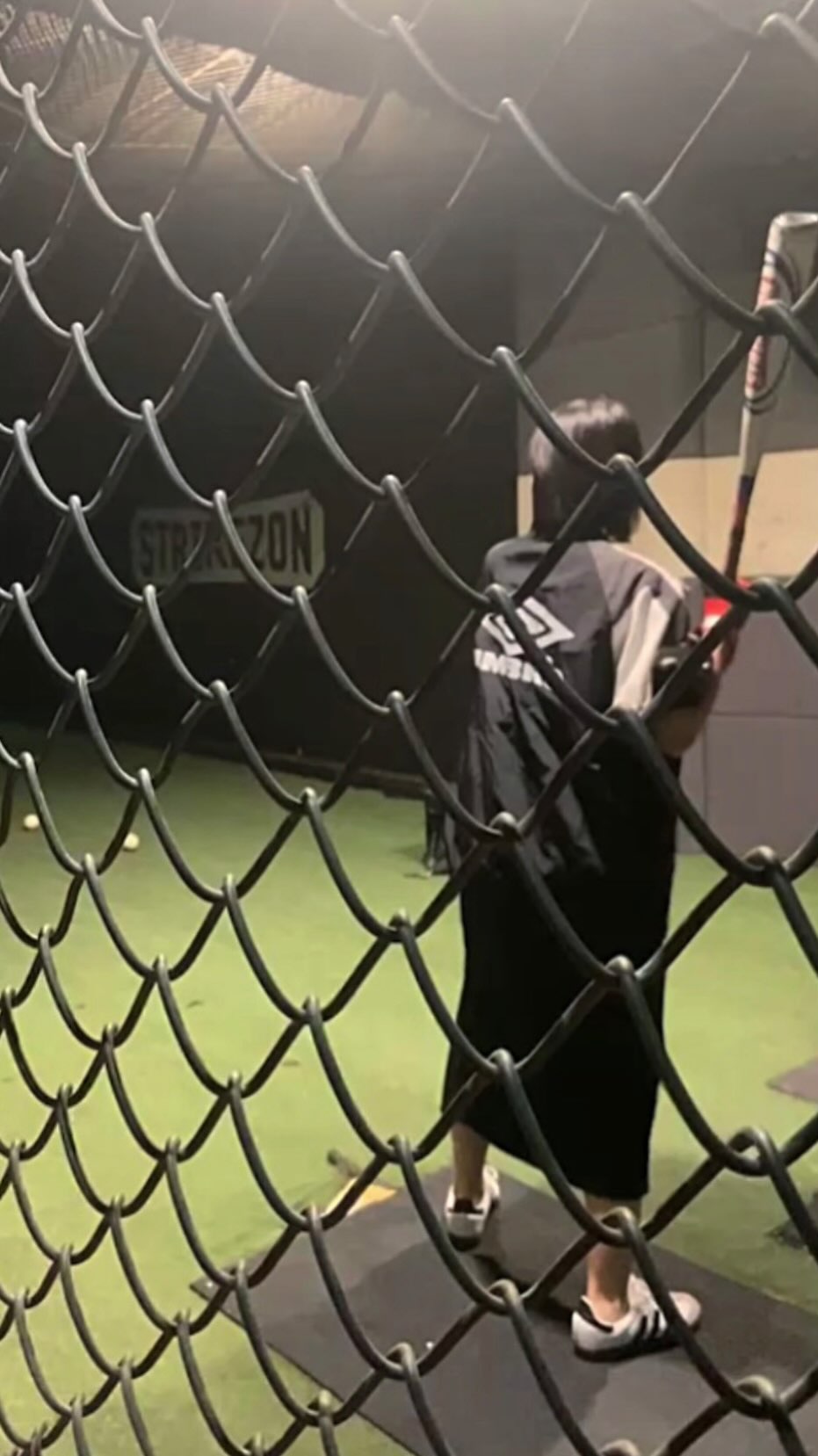 ⚾️
 
2번째 스크린야구,
 
야구라곤 발야구밖에 몰랐던,,
그런 내 인스타 피드에도 요즘 조금씩
야구 관련된 내용이 추가되고 있는 중 🐥
 
자세도 치는 것도 엉망이지만
그래도 2번째인데 공 맞춘 게 잘한 거지 뭐 !
이런 건 기록 남겨놔야 돼 !
 
앞으로 디저트카페 가는 것보다
스크린야구 더 많이 갈 것 같은 느낌 -