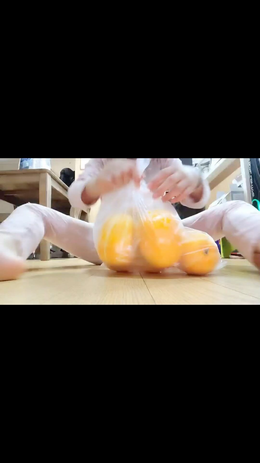 팔아픈 엄마를 대신해 참외깎기 도전…미얀 예나 ㅋㅋㅋㅋ

첨인데 잘하눈 둘째 딸랑구♥️
우리집 살림꾼🤭
예니가 깍아주니 더 맛잇어🫰
언제 이렇게 큰거야 엄마 감동🥹😂😭
사실
요즘 우리집 살림꾼 🫶
-
-
-
#참외#참외깎아주는딸#초딩#초딩언냐#초딩4학년 #둘째#울집살림꾼#일상#일상소통#팔로우#좋아요#좋아요그램 #맞팔#팔로우미#연년생자매맘#초딩맘#주말