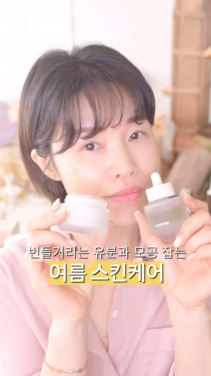 #협찬  @whipped._official
이번 여름 잡티와 모공고민을 한번에 관리할 수 있는
스킨케어가 출시 됐어요!!

5월20일 출시 정식 오픈 된
휩드 NEW 머그트리 라인이 나왔답니다

좋았다 나빴다 반복되는 트러블 근본 원인인
유수분 밸런스를 잡아주기 위해
머그트리 시럽 앰플과 수플레 크림으로
피부 고민에 따라 휘핑해서 맞춤케어까지 할 수 있거든요

집중 스팟 케어
트러블로 인한 고민 부위
예민해진 피부 진정이 필요할 때
(머그트리 시럽 2 + 머그트리 수플레 크림 1)

모공 블러링 케어
늘어진 모공 고민 부위
유수분 밸런싱이 필요할 때
(머그트리 시럽 1 + 머그트리 수플레 크림 2)

머그트리 시럽앰플은 유분은 잡고 수분은 채워주는
시럽 텍스처라 끈적임 없이 산뜻하게 흡수를 돕고

머그트리 수플레크림은 피부에 닿았을 때
촉촉하게 흡수되는 텍스처라 끝마무리감이 좋았어요

각각 따로 사용해도 좋지만
피부 트러블과 모공 고민을 한번에 해결할 수 있는
맞춤케어 시너지 역시 베리 굿!!!

이번 여름 유분 잡고 수분 채우고
모공케어 트러블케어까지 가능한 스킨케어 찾는다면
휩스 머그트리 스킨케어 런칭 기념 구매혜택
찬스 놓치지 말아요!!

p.s
(5월 20일 ~ 6월 3일 ) 
머그트리 카밍 수플레 크림
스프레드 증정  38,000원 > 32,000원, 16%할인

머그트리 카밍 시럽 앰플
36,000원 > 30,000원, 17%할인

머그트리 민감진정 세트크림 + 앰플 + 증정) 
팩클렌저 25ml *2 및 스프레드 → 74,000원 > 52,000원, 30%할인 

머그트리 민감진정 세트 & 유자몽 결광 세트: 크림2 + 앰플2 + 증정) 
팩클렌저 120ml*2, 스프레드, 리플렛 → 148,000원 > 89,000원, 40%할인

#휩드 #whipped #유자몽 #휩드스킨케어 
#크림추천 #앰플추천 #레티놀 #레티놀크림
 #잡티세럼 #잡티앰플 #휩드시럽앰플 
#휩드수플레크림 #선물추천 #생일선물추천 
#미백케어 #잡티케어 #탄력케어 #크림 #앰플 
#캡슐크림 #수플레크림 #시럽앰플 
#비타민C #탄력크림