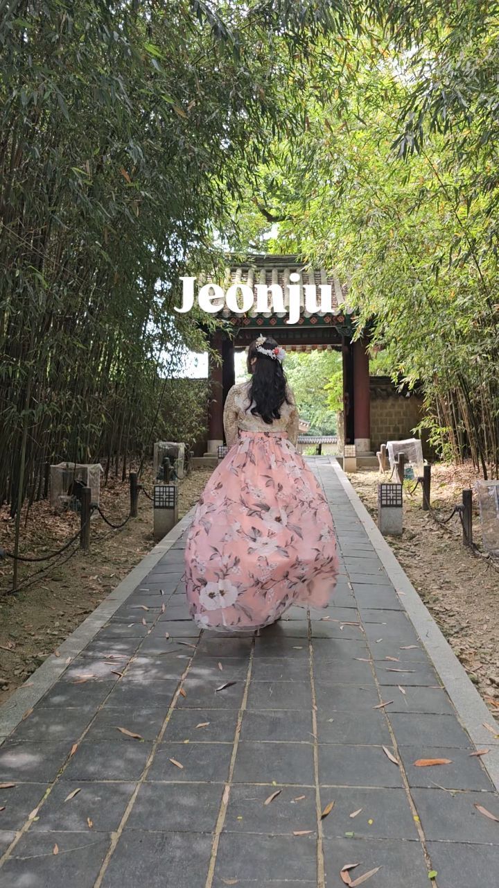아이들과 함께한 전주당일여행

한복빌려입고 경기전, 전동성당, 한옥마을, 전주수목원 다녀왔답니다.

대전에서 1시간 거리라 당일로도 충분히 다녀올수 있어요.

당장 간다면 전주수목원 추천!
경기전, 한옥마을은 푸르를때가 제일 예뻐요❤️

너무 더우면 한복입기 힘드니 지금이나 가을여행으로 추천해요👍

#전주 #전주여행 #전주당일치기 #경기전 #전주한옥마을