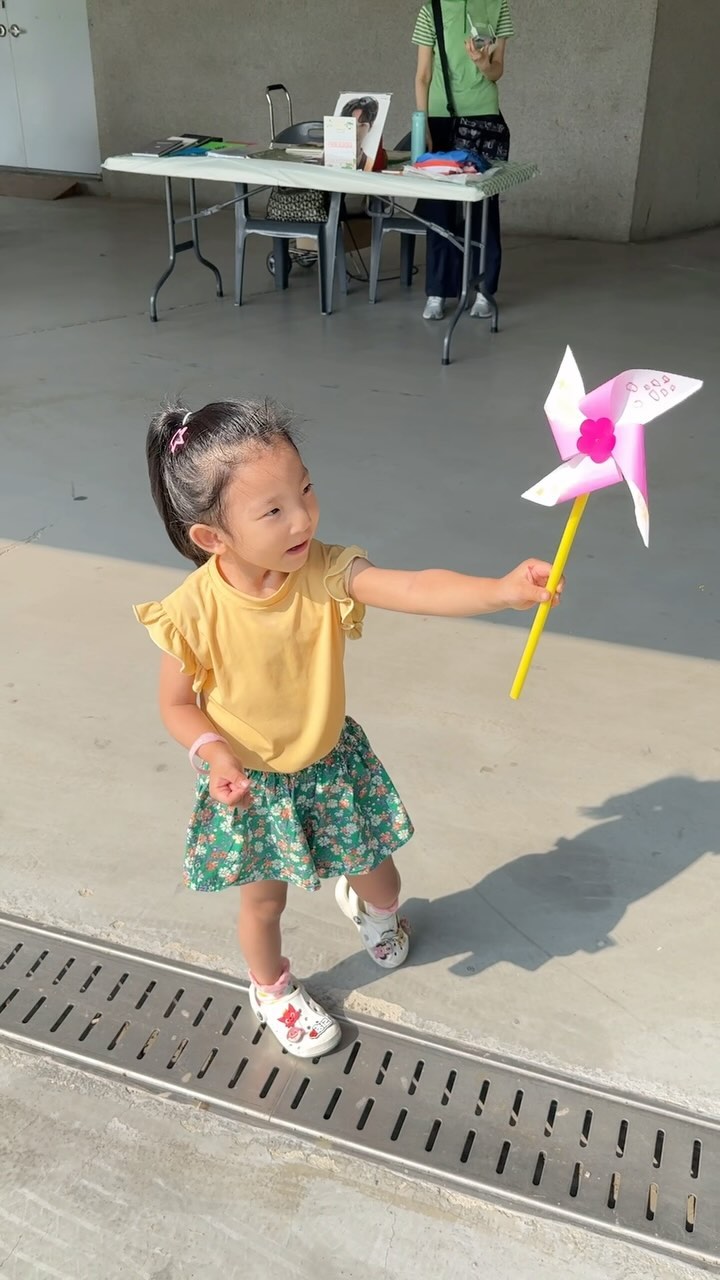 #광주공유센터 에서 진행하는 #올망졸망공유장터
처음 가봤는데 2~3시간 아이랑 놀고 오기 좋다
각각 체험비가 2~5천원선이고 여러 장난감이나 물품들도 저렴한 가격에 판매한다
에어바운스에는 진행요원이 있어서 한번에 너무 많은 아이가 몰리지 않게 진행해주신다
그렇지만…. 오빠들에게 2~3번 치이고 말다툼하다가 결국 부딪쳐서 서러운 쪼꼬미❤️
엉엉~울어서 얼굴에 눈물 맺혀있는 상태로 신상 장난감 보여주니
금방 그치고 또 신나게 논다 ㅎㅎㅎ
매달 하는지는 모르겠지만 4월 5월 연달아한거보니 종종 하나보다
다음에 또 가봐야지

#광주올망졸망공유장터 #광주아이랑 #광주남구아이랑 #광주아이랑갈만한곳 #광주아이랑가볼만한곳 #태극기바람개기만들기 #대나무물피리 #화분마카롱 #페이스페인팅🎨 #유니콘페이스페인팅 #에어바운스