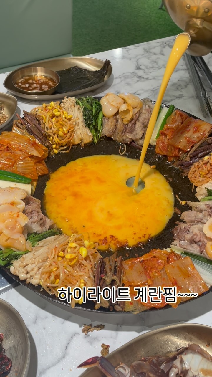 #협찬 📍운암회관 잠실점

🏡 서울 송파구 가락로 272 1층 101호
🚊 9호선 한성백제역 3번 출구에서 673m
⏰ 매일 11:30 - 22:30 / B.T 15:00 - 17:00

운암회관 잠실점에서 한우 1++차돌박이 구절판 먹었어요💘

구성은 한우차돌박이, 키조개, 버섯, 고사리, 김치, 
콩나물, 대파, 미나리, 계란찜 이렇게 아홉가지!!

직원분이 처음부터 끝까지 구워주시고 플레이팅까지 
해주시기 때문에 구경하면서 맛있게 먹을 수 있어요😆

운암회관 잠실점은 기본으로 세팅되는 밑반찬도 어마어마〰️
+곰탕, 잡채, 간장게장까지🔥

밑반찬 하나씩만 맛봐도 배불러요!!

육회 감태 초밥 다들 드시고 계시길래 저도 픽✨
고소한 계란 노른자 콕 찍어 먹으면 크👍🏻

완성된 차돌박이 구절판은 고기, 조개, 채소랑 같이 싸서
특제소스 찍어먹으면 질리지 않고 너무 맛있어요〰️

다 먹고 된장술밥까지🍚

갓성비 넘치는 운암회관 잠실점 음식도 맛있고 
매장 분위기도 좋으니깐 다들 꼭 가보세요💝

➰한우 1++차돌박이 구절판 49,000원
➰육회 감태 초밥 13,000원
➰된장술밥 7,000원

#잠실맛집 #방이동맛집 #잠실고기집 #잠실점심맛집 #석촌호수맛집 #운암회관잠실점 #운암회관 #한우차돌박이구절판 #차돌박이구절판 #구절판 #육회감태초밥 #육회초밥 #감태초밥 #초밥 #된장술밥 #맛스타그램 #먹스타그램