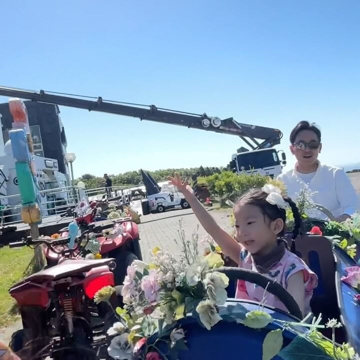 목요일에 예매해서 토,일,월 다녀온 급 #제주여행
파워J 엄마에게 즉흥 여행이란 있을 수 없다!!!
날밤세며 계획한 여행계획은…. 김리원이란 변수로 죄다 틀어졌지만🫠
구래도 사진을 보니 또 좋긴 했네
#인간은망각의동물 🤦‍♀️
제주여행 중 제일 재밌었다는 ㅋㅋㅋㅋ #깡통열차
10분의 행복! 중간에 멈춰 말 먹이도 줬다
다음날도 깡통열차 탄다고 해서… 계획을 바꿔서 새별프렌즈 다녀옴

#토이투어 #제주토이파크 #제주깡통열차 #토이레저 #토이레저깡통열차 #제주도서쪽여행 #제주도서쪽아이 #제주도아이랑가볼만한곳 #제주도아이 #제주도아이와 #파워j #파워j맘