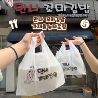 #협찬 #만나꼬마김밥

😆떡볶이 중독자의 꼬마김밥 즉떡 리뷰
가재율 뉴타운점 만나꼬마김밥이에요
꼬마김밥 맞나요..?
통통한 김밥두께 취향저격..
1인분에 5개 들어있는데
가성비가 너무 좋아요!

🫢겨자소스 찍먹하니
계속 들어가는 김밥
아이들도 좋아할 맛의 김밥이구요
실제로 아이들 점심 사러온
엄마들이 계속 오시더라구요

🥡떡볶이밀키트는
육수 채소 가득들었는데
몽땅 붓고 끓이면끝!
달달 매콤 많이 맵지 않고
학교앞 떡볶이 맛이에요🫶
끓일수록 맛있어짐..🫢

🏘️가맹점 모집도 하고 있는
만나 꼬마김밥!
유행타지 않는 김밥으로
창업 어떠세요?
.
.
.
.
#서대문구맛집 #가재울맛집 #만나꼬마김밥 #꼬마김밥대가 #추천메뉴
#꼬마김밥 #가재율맛집 
#꼬마김밥만들기 #은평맛집
#녜지맛집 #먹팔 #떡볶이중독