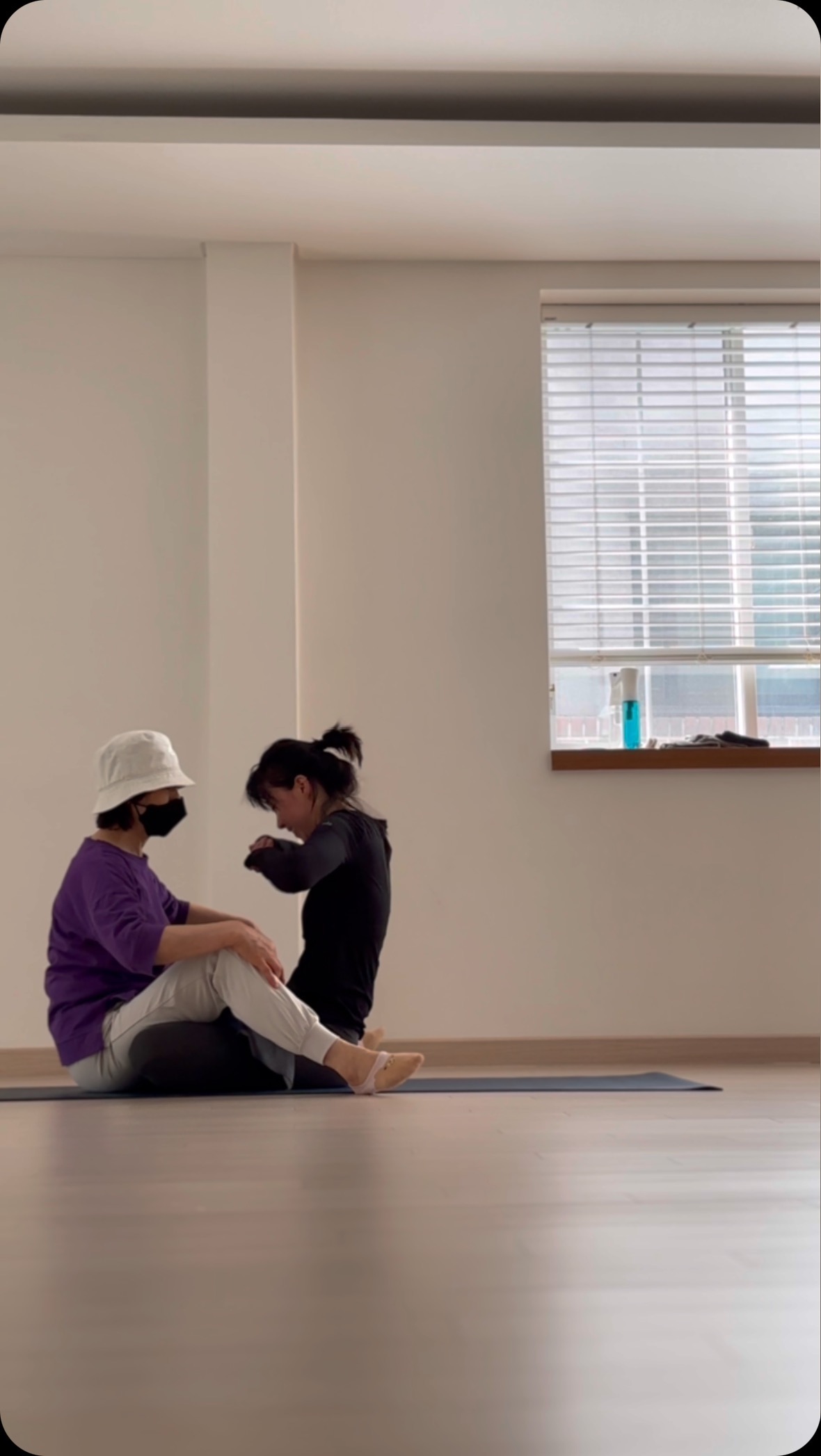 엄마. 엄마아아아~ 엄마! 
부르기만 해도 따듯한 참 신기한 존재네요. 
자신이 갖고 있는 정보, 좋은거, 힘... 전부를 자식에게 주고싶은 사람.
그 모든 마음이 느껴졌던 핸즈온. 
이런 마음으로 핸즈온 해드려야지. 다짐했습니다 ◡̈ 

더 따듯한 사람이 될 거예요!! 🙈❤️‍🔥✨

✔️ 서래마을에서 요가를 알려드리고 있어요. 
✔️ 카카오톡 - 서요피 / 네이버예약