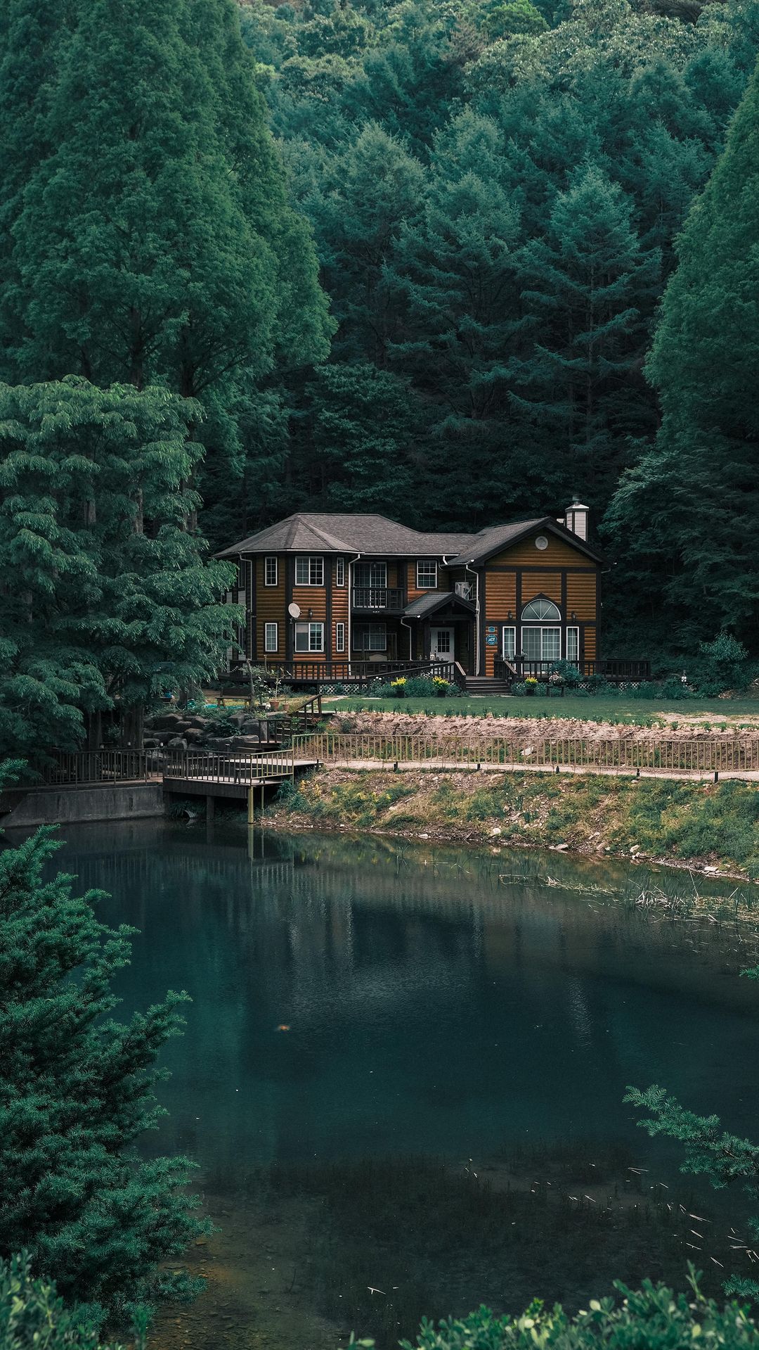실제로 보는게 훨씬 예쁜 논산의 #온빛자연휴양림 🌿
평화롭고 반짝거리고 조용했던 곳.
어떻게 물 색이 에메랄드 ? 😮

#대전근교 놀러가기도 추천! 
.
.
.
#계룡 #논산 #논산가볼만한곳 #논산시