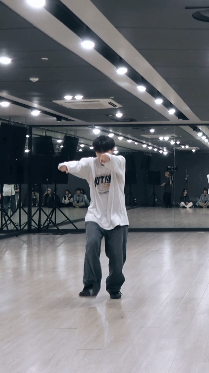 🔥#SOUNDGASM 
무표제 기말 끄으트

@mo.b1983 교수님 안무 만들어주셔서 감사합니다!
마무리 평가까지 수고하셨습니다!