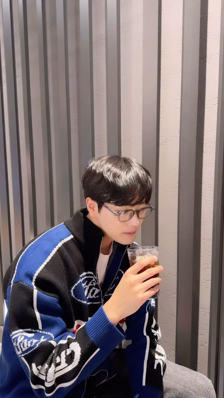 #광고
요즘 데일리로 자주 쓰는 안경👓
검은색 뿔테가 질린 사람들 그레이로 갈아타자 ㅎ
스트릿 룩 깔꿈한 룩에도 찰떡 (룩으로 추천)
@blueelephant.co
#제품협찬 #블루엘리펀트
#blueelephant
#블루엘리펀트안경 #패션안경
#패션안경추천 #연예인선안경 #투명안경
#데일리안경 #여자안경 #남자안경