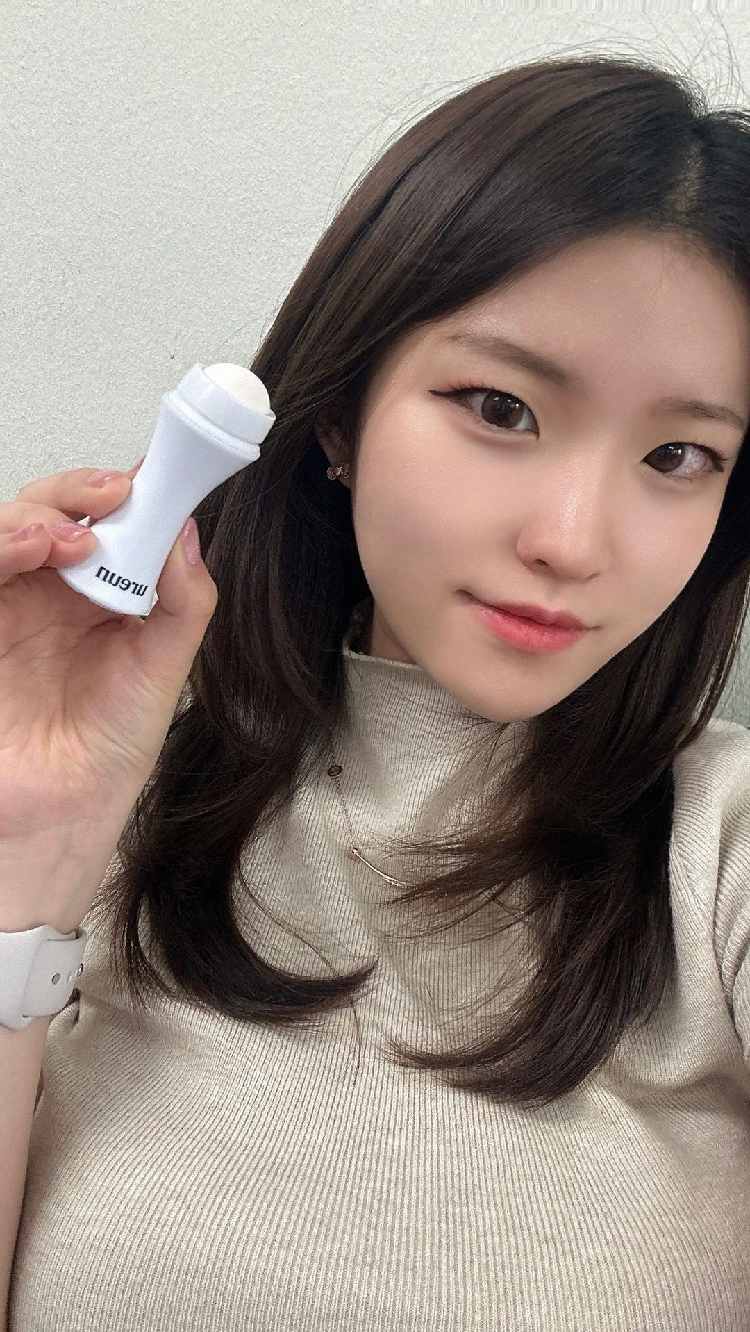 유아른 화산석 오일 컨트롤 롤러 🌋

이렇게 작고 귀여운 화산석 돌멩이가 기름진 얼굴을 
뽀송하게 해준다는 사실 알고 계신가요 ?!

이 제품은 화산석 만 따로 분리 해서 클렌징폼 으로 
세척이 가능한 제품이라 반영구적으로 사용이 가능한데요 !

그러다 보니 일회용 기름종이 보다 훨씬 친환경적이고 
경제적이에요 😎

외국 브랜드 에서만 있던 오일 컨트롤 롤러 가 
이제는 국내 브랜드인 유아른 에서도 합리적인 가격의 제품 으로 출시 했다고 하니 
모두 신세계를 경험 해보세요 ..🤍

#광고 #유아른 #유아른오일러 #유아른화산석 
#오일러 #화산석롤러 #화산석 #화산석오일컨트롤롤러
#유아른비건 #유아른비건화장품 #비건화장품 
#ureun #oilrollers #oilcontrol #kbeauty
