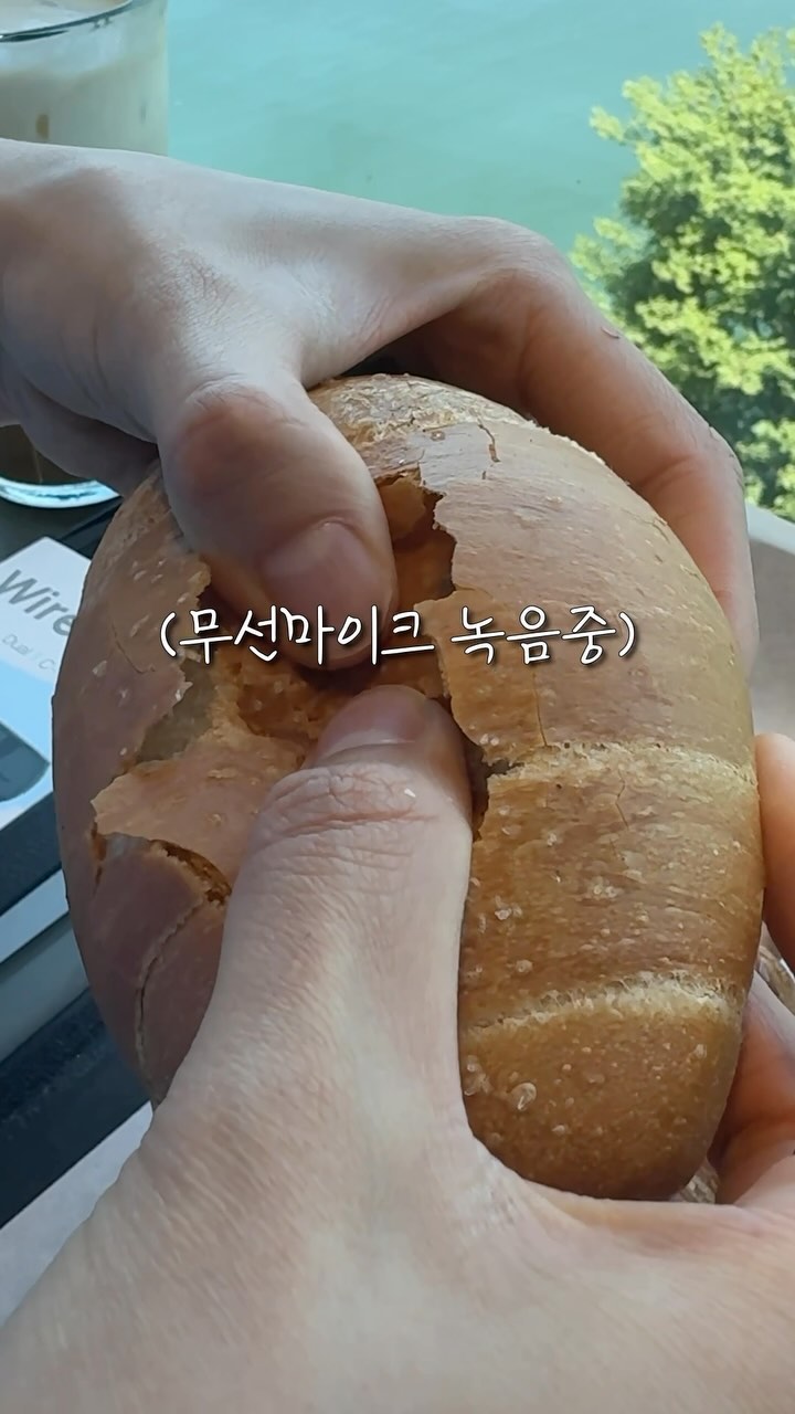 #협찬
이 마이크만 있으면 유튜브가 쉬워집니다

1. 끊김 지연 없는 녹음 : 말을 계속 하면서 멀리 떨어져도 끊김 없이 녹음되기 때문에 쇼츠 촬영시 활동적인 영상에서 유선 마이크의 걸리적 거림없이 간편하게 촬영이 가능

2. 노이즈 캔슬링 : 
바람이 많이 부는 야외, 시끄러운 환경에서도 3단계 노이즈 캔슬링 기능으로 내 목소리만 깔끔하게 담을 수 있습니다.

3. 간편한 연결 : 
핸드폰에 수신기만 연결하면 별도 프로그램 설치 없이 바로 연결하여 사용 가능

4. 충전케이스 : 
충전케이스가 있어 충전이 편리하고 최대 6시간까지 사용 가능

5. 다양한 콘텐츠 활용 가능 : 
먹방, asmr, 인터뷰, 노래 등 활용성이 다양해 음성이 들어가는 쇼츠에 사용하기 좋음

#무선핀마이크 #무선마이크 #무선마이크추천 #유튜브마이크 #방송용마이크 #녹음용마이크 #강의용마이크 #스마트폰마이크 #핀마이크 #마타스튜디오 #유튜버마이크 #마이크추천