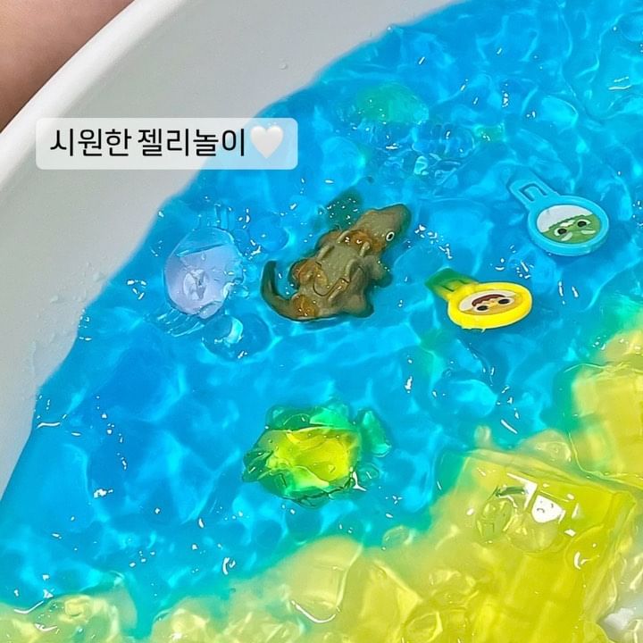 오랜만에 한 젤리놀이🤍

식용색소와 한천가루로 만들어서 맛없지만 먹어도 안전한
젤리놀이! 냉장고에 넣어뒀다 주니 시원해서 좋더라구요:)

돌전후는 한천가루를 두세스푼 많이 넣어서 좀 단단하게
만들고 촉감놀이와 도구로 잘라보거나 으깨보며 놀이!

두돌전후는 다양한 틀에 피규어 넣고 구해주기,숨겨주기하다
다 으깨지면 바다 스몰월드로 확장하여 놀이하기 추천해요✨

물론 아이에 따라 놀이 방법이 달라질 수 있으니 잘 관찰 후
상호작용하며 이끌어주는게 중요하겠죠😉

놀기만 하면 먹고 싶을까봐 주스랑 한천가루 섞어서 끓인 후
틀에 부어서 냉장고에 식혀주니 두판 순삭-
재밌게 노는 것도 좋지만 아직 먹는게 더 좋지..?ㅋㅋㅋㅋㅋ
