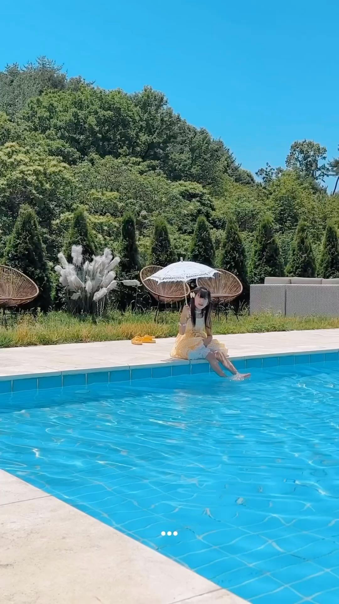 그 어떤 날이라도 나에게 너는 축복이야

한 여름 해맑게 웃는 너는
나에게 태양이야 

이렇게 웃는 너를 어떻게 사랑하지 않을 수 있겠니 

사랑한다 사랑한다 사랑한다

서연이 노랑 원피스 - 엄마표
서연이 솜사탕 원피스 @rinderella_ 
서연이 리본 @ribbo_nnia 
서연이 팔찌 @hohohome_home 

#공주여행 #공주카페 #숲너울 #수영장카페 #포토존카페 #딸과여행