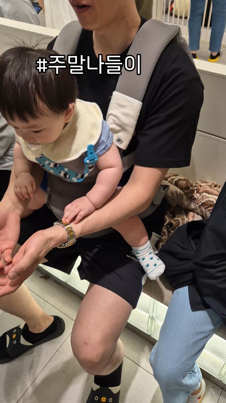 #
주말은 아빠와함께 
여긴 동물을 가두두지않고 자유롭게 다니게하고
만져볼수도있고해서 꽤 만족
아직 울애기는 뭔지 몰라서 뱀도 만지고 하는거지만
또 조금 더 커서 가보면 아마 무서워하겠지?
그때는 목에 뱀도 감아보렴
너는 엉아잖아

두시간 안되게 구경하고 놀고
마트에들렀다가 삼촌이랑 숙모랑 재원이엉아만남
우연히

이번주말도 이렇게 마무리

#11개월 #11개월아기 #가족스타그램