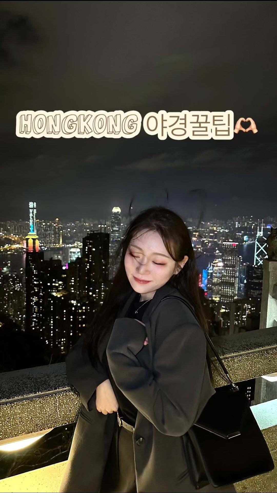 🇭🇰홍콩 빅토리아 피크 무료야경 전망대!!!
.
.

☑️라이온스 파빌리온 무료전망대(Lions Pavilion)
- G층 퍼시픽 커피 방향의 야외로 통하는 출입구로 나가서 왼쪽 방향으로 언덕을 조금만 오르면 바로 왼쪽에 전망대!! 

☑️피크 갤러리아 L3층 무료 전망대
- 피크타워를 나와서 맞은편에 있는 갤러리아 건물 전망대로,사람도 적어서 훨씬 쾌적하고 야경도 잘 보인다고 하니 꼭 방문해보기!

☑️뤼가드 로드 전망대(Lugard Road)
- 피크타워를 등지고 오른쪽으로 이정표를 따라 15분~20분정도 걸어가면 사람들이 모여있는 그곳이 전망대!!