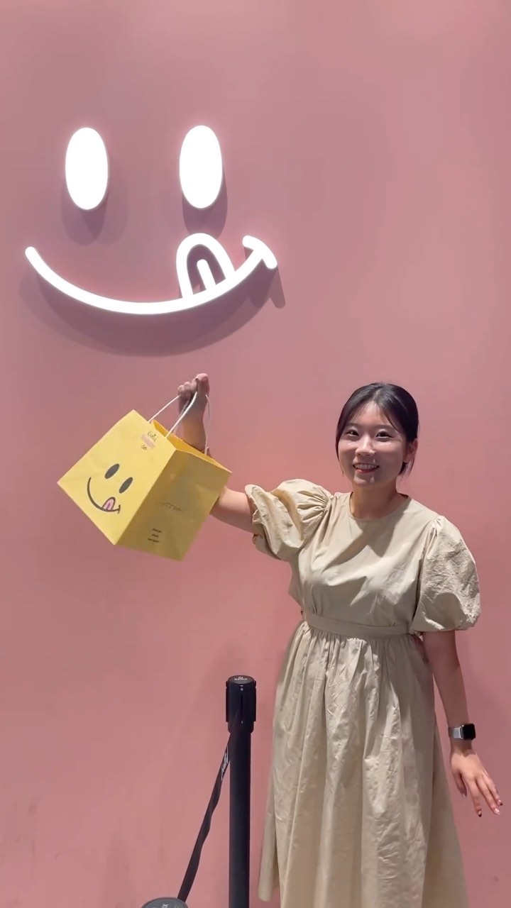 #광주노티드상륙 ✈️
평일에 다녀와서 20-30분 정도 기다렸던 #노티드 
광주에서도 드디어 먹어볼 수 있는 노티드도넛 🍩

아직 오픈 초기라 인기 가득해서
주말에는 2시간 기다렸다는 후기도 있더라고요 😂

와중에 젼둥 픽은 우유 소금빵 !
포장용 종이백은 300원 주고 구매했습니다

#광주노티드 #노티드도넛 #광주데이트 #광주핫플 
#광주가볼만한곳 #노티드광주