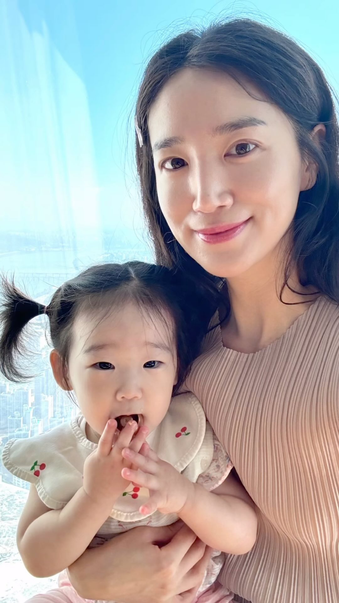 D+415 수아랑 함께하는 2번째 결혼기념일💖
우리 고작 결혼2년차에 나름 신혼인데
벌써 13개월 딸이있고, 체감 결혼4년차는 된 느낌😆
수아 덕분에 로맨틱보다는 화이팅(?)을 다지는 시간이었지만,
우리의 달라진 가족의 유형(?)이 나쁘지않아. 마음에들어🥰
친정부모님이 선물해주신 숙박권 덕분에 정말 멋진기념일 보내고갑니다😍🩷

#시그니엘서울
#결혼기념일
#아기랑호캉스