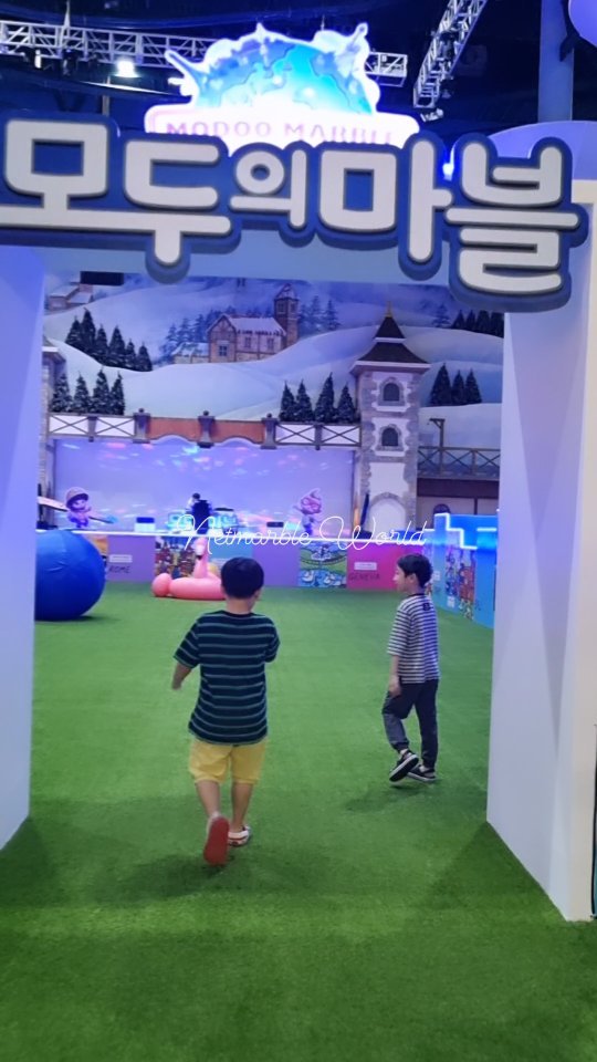 *
방학때 어디 가야할지 고민되는 분들 주목해주세요🙌
주안이랑 주안이 친구- 겜돌이들과 함께 넷마블월드 다녀왔어요!
아직 알려지지 않아서 그런지 전세낸듯 신나게 즐겼어요☺️
게임 속에 들어온것 같다며 즐거워하는 아이들을 보니
엄마들은 더 기분 좋았구요🎊

회전목마에 다양한 포토존, 신나게 즐길 수 있는 EDM파티, 
그리고 감동적인 마술쇼까지!
챕터별로 즐길거리가 많아서 시간이 순삭이랍니다🩵

✨️넷마블월드 행사는 9월 30일까지 진행됩니다.
✨️워터파크+넷마블월드 PKG 구매링크 :
https://onemount.lscompany-coupon.com/?lscompanyResellerProductCode=PR2307179

@onemount.official
#원마운트넷마블월드 #원마운트스노우파크 #서울근교아이와갈만한곳 #일산놀거리 #일산아이와함께 #일산테마파크 #경기도아이와함께 #테마파크 #일산테마파크 #경기테마파크 #서울근교테마파크 #복합문화공간 #넷마블 #일산가로수길