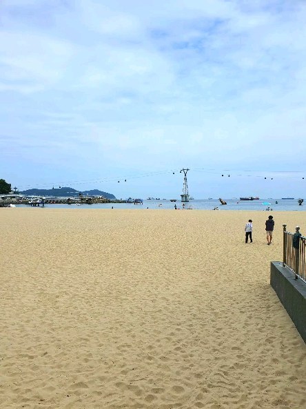 ₊✩‧₊지난 휴일에는 가족끼리 송도 해수욕장에 다녀 왔어요
날씨가 흐리고 바람이 불어 덥지 않아 오히려 좋더라구요 
해수욕을 즐기시는 분들도 많고 맨발걷기 하시는 분들도 많았죠 저희는 맨발걷기^^₊₊₊

◌⑅⃝*॰ॱ바다를 보니 넓고 시원한 마음이 들어 좋았어요 
₊오리자동배도 처음으로 타봤어요
₊수동으로 하는 줄 알았는데 자동이네요 
₊운전대를 돌리면 원하는 방향으로 갑니다 
신기했어요 제현이도 너무 좋아 해요 
₊앉아서 동영상도 찍어보구요 ^^
₊대여비를 내고 30분 동안 탔어요 
깊은 바다위에 있으니 마음이 더 넓어진것 같아요 
시간도 금방 가구요
₊마지막 코스 구름다리를 건너고 왔죠 
₊다음에 오리배 또 타려구요 ^^

ᙚᵐⁱᒻᵉ¨̮♡