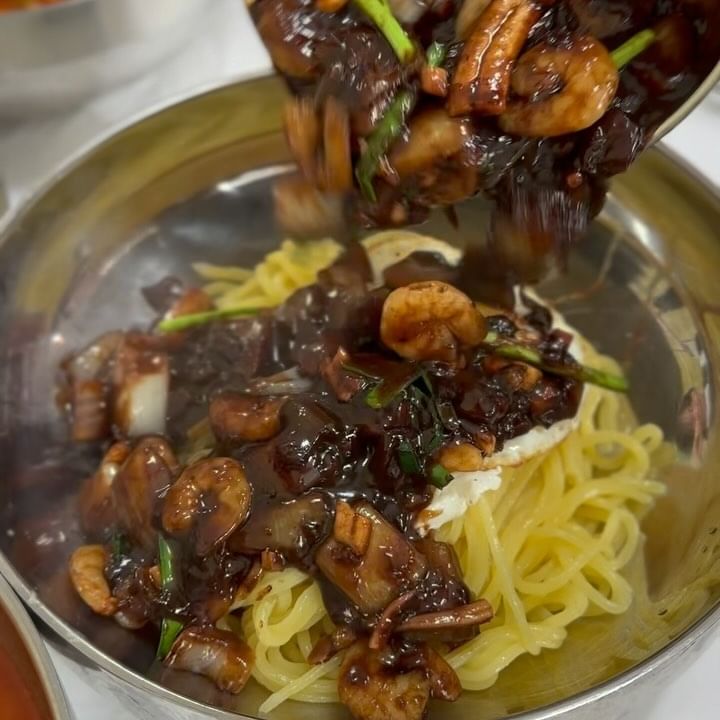 #대천맛집 #보령맛집
대천 여행하면서 다녀왔던 맛집추천!

첫번째는 오빠동료 친누님이 매장을 운영하신다 해서
기대없이 그냥 갔던 #대천삼삼꽃게장
뭐 먹을까 하다가 #삼합구이 시켜먹었는데
이건 많이 먹어봤던거라 아주 익숙한 맛이었는데
그래도 전에 먹었던 것보다 양도 더 푸집하고
전복이며 관자 등등 해산물 상태가 너무 좋아서
너무 맛있게 먹었다 그래서 다음날도 또 가서
꽃게탕이랑 조개찜 먹다가 사장님이 게장 서비스 주셨는데
(강진출신 사장님이 직접 다 담근 게장😊🦀)
진심 솔직히 여수보다 여기가 훨씬 맛있었다. 
크기가 큰 게라 살도 엄청나고 간장도 짜지않고 
진짜 다들 게장에 홀려서 미친듯이 밥 한공기 이상씩 흡입하다가
조개찜 다 남기고 왔다는 웃픈 이야기가…😂
#머드먹자골목 중에서 가게도 젤 크고 장사도 젤 잘됬었다
진짜 게장 왕왕추천👍 

📍충남 보령시 머드로 91 대천삼삼꽃게장
📞041-932-7775
🗓️연중무휴 10:00~22:00

두번째는 대천왔는데 무슨 짜장면이야라고 생각했던 내가 우숩던ㅋ
#성지2호점 와- 여기 완전 인생 간짜장 만났다👏
진짜 재료들을 아낌없이 넣어주시는 듯
짱뽕도 그렇고 오징어, 새우, 고기까지 다 큼직하게 들어가서
너무 좋았다! 진짜 젤맛있었고 또 먹으러 오고싶다는 생각도 들었음!
춘장 베이스가 너무 깊고 풍미도 좋았다.
그리고 일인 일메뉴 시키면 곱빼기는 무료라니 이런 혜자로움까지
청양고추  솔솔뿌려 비쥬얼 터지는 유린만두도 꼭 잊지말고 먹기!
진짜 사람많을 땐 웨이팅 심하다 하니 참고!
아! 하나 더 이야기 하자면 탕슉도 먹었는데 그건 좀 비추였음…

📍충남 보령시 동현로 88 1층 성지 2호점
📞0507-1305-7980
🗓️매주 목요일 정기휴무 10:30~15:00

#맛집 #맛집추천 #먹스타그램 #여행맛집 #맛집공유
#조개삼합 #게장맛집 #중식 #인생짜장 #또가고싶은맛집
