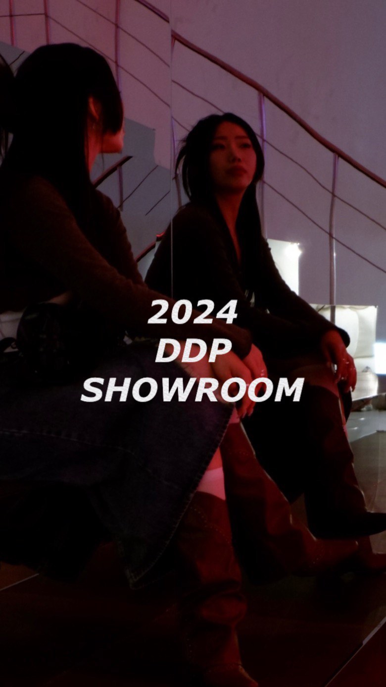 #패퍼하츠 #faeferhearts2024 
DDP SHOWROOM
2024 공식 오픈한 DDP쇼룸에 다녀왔습니다
1층엔 다양한 포토존과, AI가 가상으로 피팅해주는 공간이 있고
2층에서는 넓은 피팅룸에서 직접 피팅해 볼 수도 있어요
무엇보다 시원해서 더운 여름 날 데이트하기 딱이더라구요
총 상금 700만원의 ’DDP쇼폼챌린지‘도 진행하고 있으니 참여해보세요!

✔️위치 
서울 중구 을지로 281 DDP 동대문디자인플라자 디자인랩 
(동대문역사문화공원역 1번 출구 /  “D4”라는 입구로 입장)

✔️운영시간
평일/주말 오전 10:00 - 19:00

✔️2층 의류 대여는 공휴일, 주말 불가

#DDP쇼룸 #디디피쇼룸 #DDPSHOWROOM #DDP쇼폼챌린지 #SBA #코멘트 #COMENT
@ddpshowroom_official @comentgroup