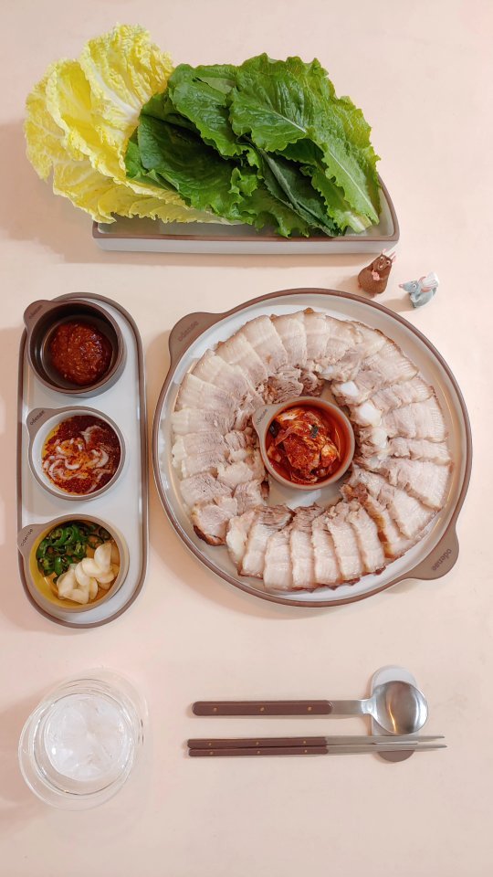 #압력밥솥수육

얼마 전, 예능에 나온 경동시장 놀러갔다가
오겹살 1kg가 19,900원이길래 구입해서 
압력밥솥으로 물없이 만든 #무수분수육 🐷

1️⃣ 고기는 미지근한 물에 한시간 이상 담가 핏물 빼기
2️⃣ 압력솥에 생강, 통후추, 양파, 대파 등 잡내 제거하는 
재료넣고 그 위에 고기 얹어 센불에서 조리하다가
3️⃣ 압력추가 달랑달랑거리면 중약불로 줄여 20분
4️⃣ 뚜껑 열어놓거나 그릇에 꺼내 10분 식힌 후 자르기

물 한방울 넣지 않아도 재료 위에 고기를 얹으면
압력에 의해 야채에서 채수가 나와 고기가 타지 않고
촉촉하게 익어 담백하게 즐길 수 있어요🤤