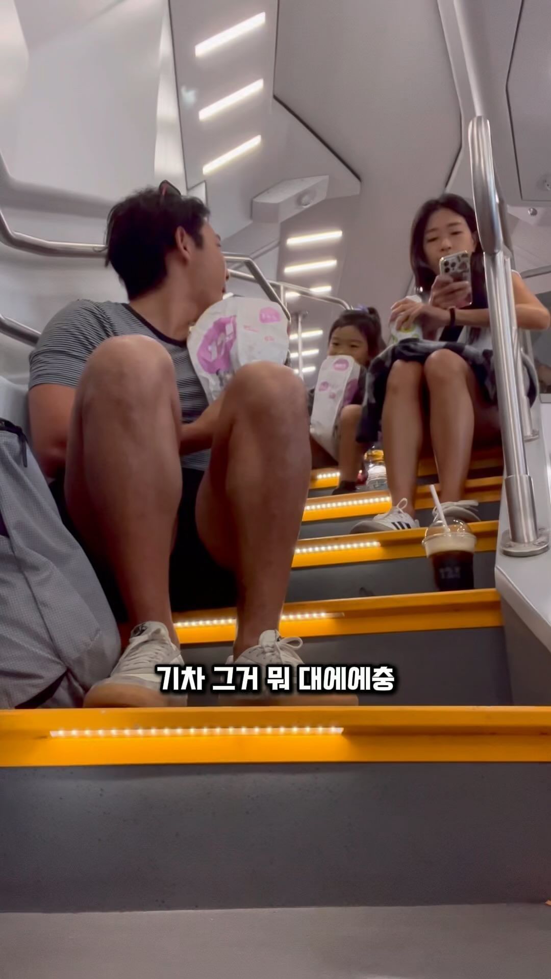 미리 모든 계획을 짜려다 너무 스트레스 받지 마시라구요

유럽 여행 계획하면서 제일 신경이 쓰였던 부분은 역시나 이동! 
나라간 도시간 이동이 잦은데 기차를 다 어떻게 예매해야하나 자리는 어떻게 하나😭 결론적으로 역시나 미리 걱정은 아무 쓸모없는것... 

저희는 유레일패스 플렉시와 스위스패스로 거의 모든 이동을 했어요

✅ 나라간 장거리 이동은 추가 요금을 내고 지정 자리를 구매
✅ 비교적 짧은 거리는 그때그때 상황에 맞게 시간 맞춰 올라타기

어린 아이와 함께해서 자리 없으면 기차 절대 못타는줄 알았지만... 아닙니다 오히려 바닥에 계단에 앉으면 좋아해요🤣
아이와 여행 가시는 부모님들 걱정근심은 조금 내려놓고 일단 출발!! 

#아이와여행 #유럽여행 #아이와유럽여행