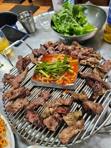 #비오는날 먹는 #돼지부속 🐷

#갈매기살 #토시살 #가브리살 #오겹살 만 판매하는 #돼지부속집 
쫄깃하고 담백한 식감에 양껏 먹었는데 
직접 숯불에 구워 바로 먹을 수 있게 테이블에 올려주니 편했음.

개인적으로는 두툼한 목살, 등심덧살 좋아하지만 이 나름의 매력이 있어 보임. 술꾼들의 아지트 같았던 식당. 동네 맛집이라하네?

#수원맛집 #수원돼지고기 #suwon #수원돼지부속 #followforfollowback #yummy #foodie #Korea #먹팔 #맞팔 #먹팔맞팔 #맛집 #맛집투어 #맛집스타그램 #pork #meat #식도락 #선팔