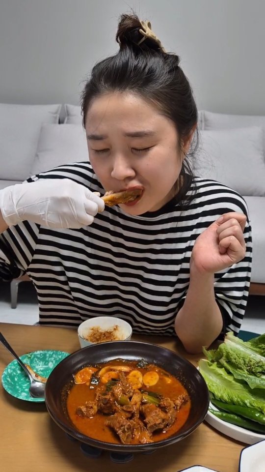 원래 내 계획은 말이져
남은 양념에  밥 볶을라했는데 대실패!!!!!! 

긍정이가 뚝딱 만들어 먹은
10분컷 요리 '밥앤고' 매콤등갈비찜! 

아니 뭐 등갈비야 야들 쫄깃 말해뭐해지만
여기 양념이 진짜 도랏맨이에여!! 

등갈비 다먹고 양념에 밥 볶을랬는데
자꾸 퍼먹게되다가 밥 슥슥 ~
다 먹고나서 아차차🤦‍♀️ 

긍정이 대흥분 시켜버린 마성의 매콤등갈비찜!!!!! 

래훈아 캠핑 갈 때 이거 꼭사가라. 진심이다.

#저녁메뉴는 #밥앤고 #매콤등갈비찜 
#쪽갈비 #돼지등갈비 #매운갈비찜 #갈비찜 #술안주 
#매콤칼칼 #캠핑요리 #캠핑밀키트 #간편요리 #술안주 #뚝딱안주 #간편밀키트