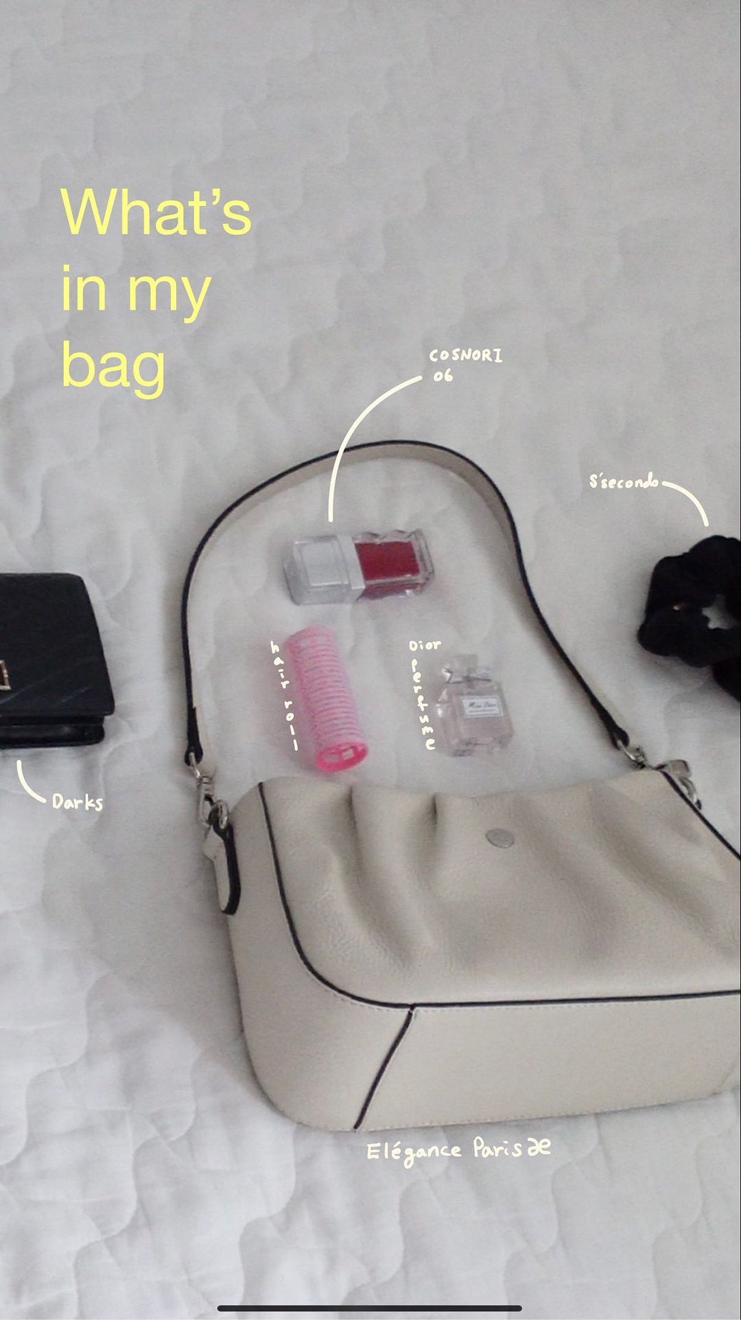 #협찬 #소니코리아 요즘 애용하는 제품들을 소개하는 what’s in my bag🤍🦴

탕후루같은 촉촉한 립을 연출해주는 코스노리 립과
고급지고 러블리한 디올 향수 그리고 데일리로 쓰기 딱 좋은 쎄컨도 머리끈,,이렇게 예쁜 제품을 예쁘게 담아주는 소니 브이로그 카메라까지

소니 ZV-1F는 제품 리뷰 버튼이 있어 제품 포커싱을 맞추기 쉽고 보케 버튼은 배경을 흐리게 해 피사체에 집중할 수 있게 도와준답니다. 왓츠인마이백하기에 최적화된 카메라죠

브이로그에 필요한 기능들이 딱 갖춰져 있느니 얼마나 편하게요~👀

Video by ZV-1F

#소니 #브이로그 #브이로그카메라 #zenz4기 #븱 #zv1f #왓츠인마이백