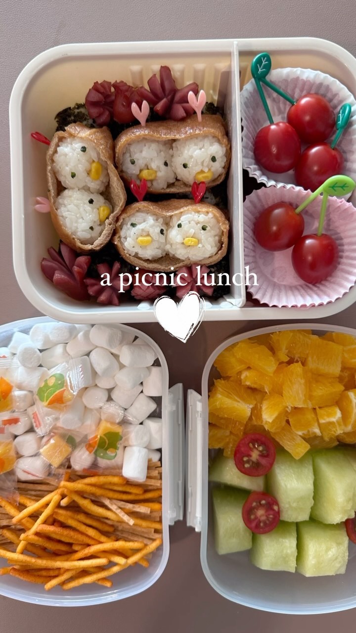 .
.
김밥은 싫고 유부초밥에
예쁘게 꾸며달라는 오더에
아침에 후다닥 완성.
가다가 다 뒤집어지지만 않으면 성공인데🫨🫨
이제 없을지도 모르는 소풍도시락 만들기
재밌었다 끝😘
#소풍도시락 #도시락만들기 #다이소도시락