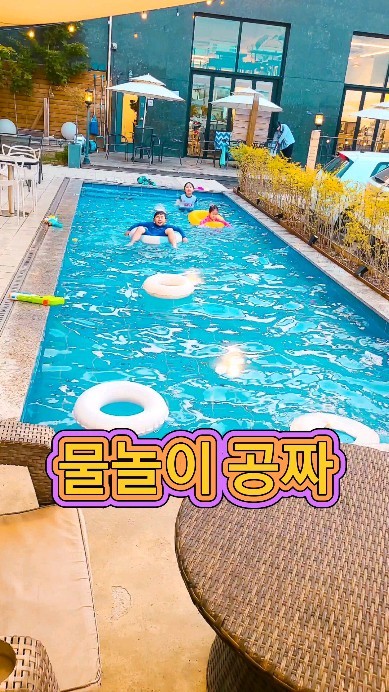 카페에서 물놀이?
더우면 무적권 가는거야!!
아이들도 1인 1음료나 메뉴를 시키면
문 닫는 새벽까지 이용 가능ㅋㅋㅋ

물놀이장 개장이 늦어져서
급으로 간 여름 시즌 참새방앗간

사람도 많이 없고 음식도 맛있고
특히나 애들이 한번 가면
나올 생각이 없음

간단한 사워도 가능하니 
갈아입을 옷 
물놀이 옷 정도만 가지고 와서
간단히 즐기기 최고인 우리동네 카페
.
.
.
.
.
#물놀이카페#아이들수영장추천 #어린이물놀이장#카페수영장
#구리카페추천#앤아더#육아힐링장소
#여름수영장#구리물놀이