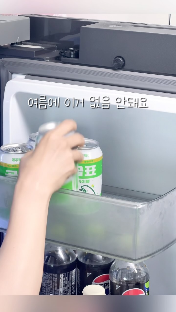 #협찬 
드디어 기다리고 기다렸던 #제주맥주 하이볼이 
내품안에 들어 왔습니다. 열허분~~~
안그래도 제주맥주덕후인데 하이볼이라니!!
이름만 들어도 맛나보이는 #곰표하이볼 

이 더운 여름, 아이들이랑 뽀시락 뽀시락하다 
육퇴후 한 잔은 사랑입니다…
그냥 먹지 말고 예쁘게 잔에 따라서 꿀꺽 한잔하면 
하루 피로가 사르르르르 풀린다규요!

곰표 밀맥주 고유의 풍미에 
과일향, 위스키향에
샤인머스캣향까지!!
크으 >.<👍

전국 GS25, CU, 세븐일레븐, 이마트24 편의점, 이마트에서 
만날 수 있습니다!

#제주맥주곰표하이볼 #곰표 #곰표밀맥주 #하이볼 #하이볼 #하이볼추천 #편의점하이볼

경고: 지나친 음주는 뇌졸중, 기억력 손상이나 치매를 유발합니다. 임신 중 음주는 기형아 출생 위험을 높입니다.