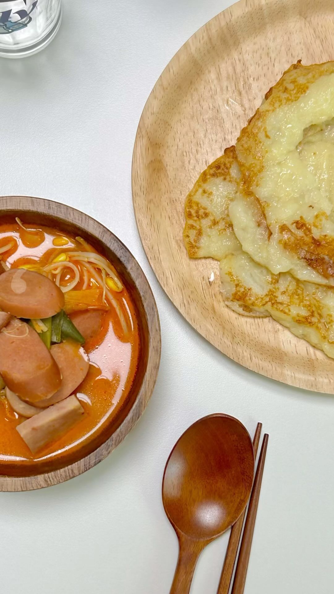 #제품제공 메뉴🍽️. 부대찌개

아빠식당 부대찌개에 감자전 만들어서 먹었어요!

아빠식당 부대찌개는 진한 사골베이스에 
햄이 가득 들어간 찌개예요!

해동 후 냄비에 붓고 중불로 끓이면 끝❗️
이때 만두, 떡, 야채, 면사리 등 
넣어서 먹으면 더 맛있어요🤗

부대찌개에 콩나물 가득 넣고 먹으니 
국물이 시원해서
술안주로 딱이에요✨

간단해서 캠핑가서 먹기 딱 좋고
요리하기 귀찮을 때 편하게 먹을 수 있어 좋아요👍🏻
그리고 아빠식당 밀키트는 간단하고 맛있어 
쟁여두면 좋은 제품이에요. 

감자전은 감자 3개를 찐 후 으깨서 
부침가루, 튀김가루, 물을 넣고
반죽한 후 구워서 먹었어요😊
감자를 찐 후 만들어서 부드러우면서 촉촉해서 맛있고
술안주로 딱이에요✨

날이 많이 더우니 집에서 시원하게 
부대찌개에 감자전 만들어서
술한잔 어떠신가요?🍻

그리고 유튜브 시작했어요!
구경하러 오세요😉

@hg_food_ 

#아빠식당 #부대찌개 #부대찌개맛집 #간편요리 #간단요리 #홈쿡 #홈쿡스타그램 #캠핑요리 #밀키트 #밀키트추천 #레시피 #감자전 #술 #안주 #안주스타그램 #먹스타그램 #먹스타 #먹스타맞팔 #먹팔 #먹팔맞팔 #좋아요 #일상 #오늘뭐먹지 #유튜버 #유튜브채널 #유튜브시작