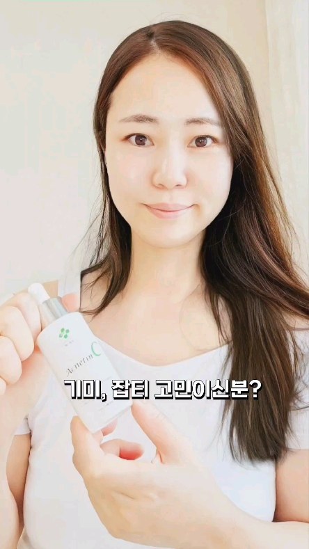 #광고
이제 여름인건가요?스물스물 기미 고민이
올라오는 때~~
입소문템 앰플로 관리하자구요^^

깊은 색소 문제에 맞춘 기미 전용 앰플 
세기미 케어: 속기미, 겉기미, 잔기미 케어 한번에😍😍
#메디컬원 #트라이신C #기미앰플
기미앰플은 유효성분 함량이 중요하다고
하잖아요^^
미백유효성분22% 고함량 기미앰플이라
역시 써보면 달라요^^
트라넥삼산 10%: 속기미 -> 비타민C2%:잔기미 피부톤 > 나이아신아마이드 10%: 겉기미

썬크림으로 막지 못하는 속기미 원인을 차단하고,
콜라겐 생성으로 잔기미 면적을 좁히고, 이미 생긴 색소는 피부 표면으로 올라오지 못하도록 3중으로 관리할 수 있는 앰플~~

발림성도 좋고 사용감도 좋은데
쓸수록 도움 받는 느낌~~
밤에 사용 하시구요
다음날 외출시 선크림은 필수^^

직접 써보시면
왜 입소문 났는지 아실거에요😍
기미앰플은 너로 정했다😆

#메디컬원 #기미앰플 #트라이신C #트라넥삼산 #기미 #기미제거 #기미관리 #기미앰플