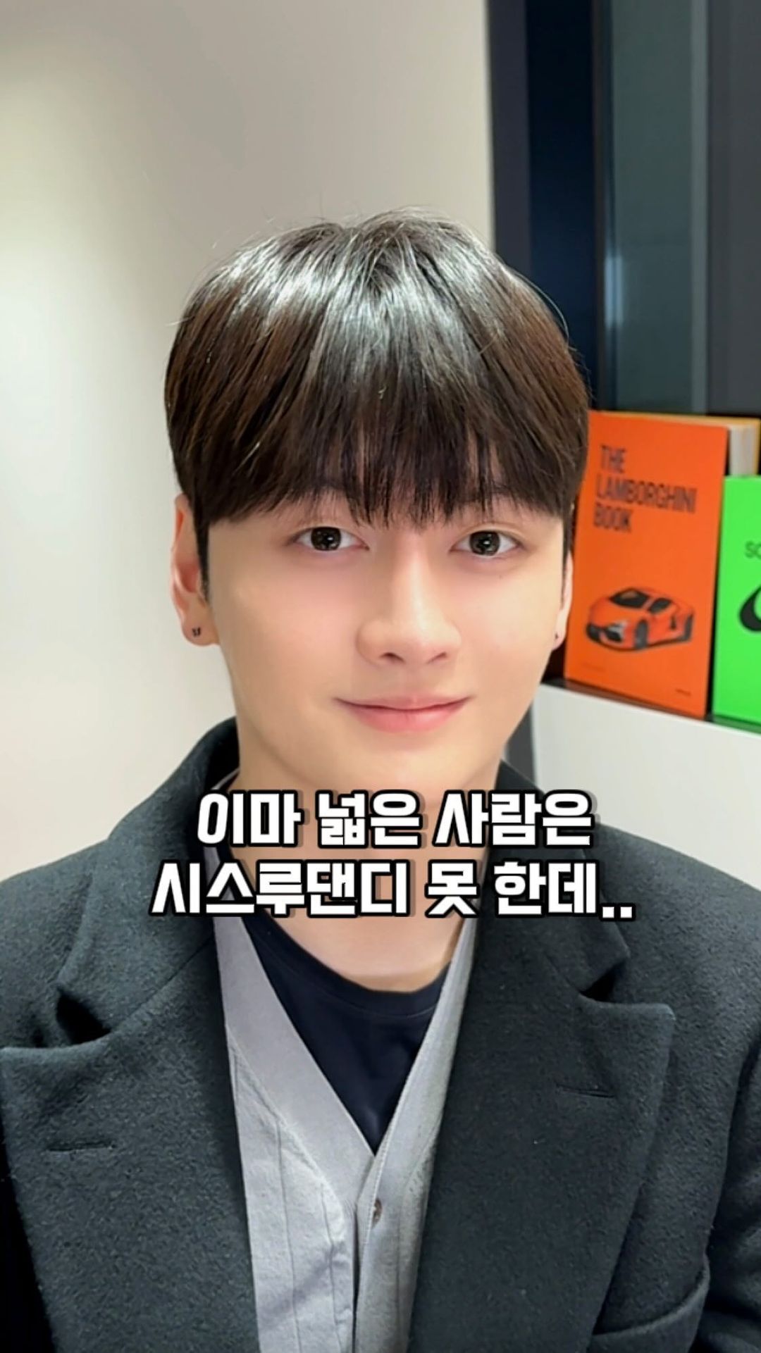 이마 넓으면 시스루 못 하는 이유🥲

옆이 무거워지는 바가지 머리
원인을 알고 이제 탈출해야하지 않을까요?

이제는 이슬이 누나 앞머리는 안녕!

깔끔하고 자연스런 느낌의
시스루뱅으로 달라진 모습을 보여주세요.

시스루뱅 헤어스타일은
앞머리를 내려도 자연스래 이마가 보여
답답하지 않고 시원한 스타일을 보여줘

많은분들이 국민남친머리로
칭할정도로 사랑받는 스타일입니다.

시스루뱅에 대해 궁금하신 점이 있다면
언제든지 댓글 및 DM 남겨주세요

친절하게 상담해 드리겠습니다:)

예약문의는 프로필의 링크를 참고해주세요!

안녕하세요!
저는 청담동 남자머리전문헤어디자이너 ”설현“입니다.

# 1:1상담을 통해 고객님의 스타일과 얼굴형에 맞게 디자인해 드립니다! :)
# 똑같은 머리는 세상에 없습니다 개개인의 장점을 살려드립니다! :)

#청담동미용실 #남자머리 #남자머리잘하는곳 #남자머리펌 #남자헤어스타일 #남자다운펌 #남자스타일 #여자숏헤어 #시스루 #시스루댄디컷 #시스루뱅 #남친머리 #시스루펌