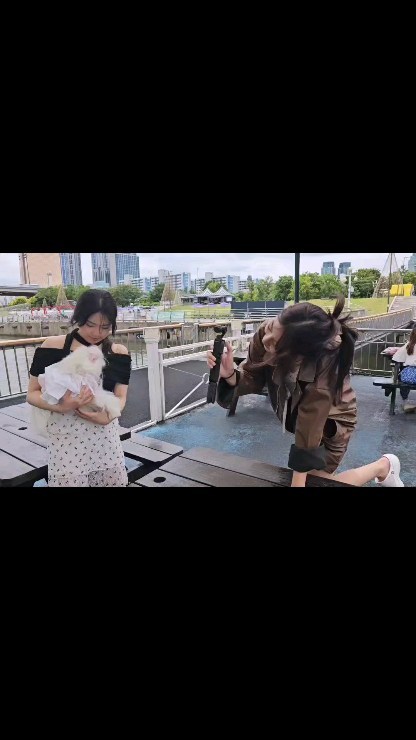 루루축복 
 with 유수(싱어송라이터)

댕댕 꼬잘해도 예뽀라.
감사해요.

얼굴도 마음도 예쁜
1004 임오👼

동행하신 외국 칭구분
123 (한국어)..찰칵해주심
(넘 귀욥)

노래 참 조아요.👍
감미롭고 귓가에 맴돌

*wake up (유수)
 작사작곡편곡 

☆ 대박스타예감 
 
한강 예쁜시간 행복만땅.❤️