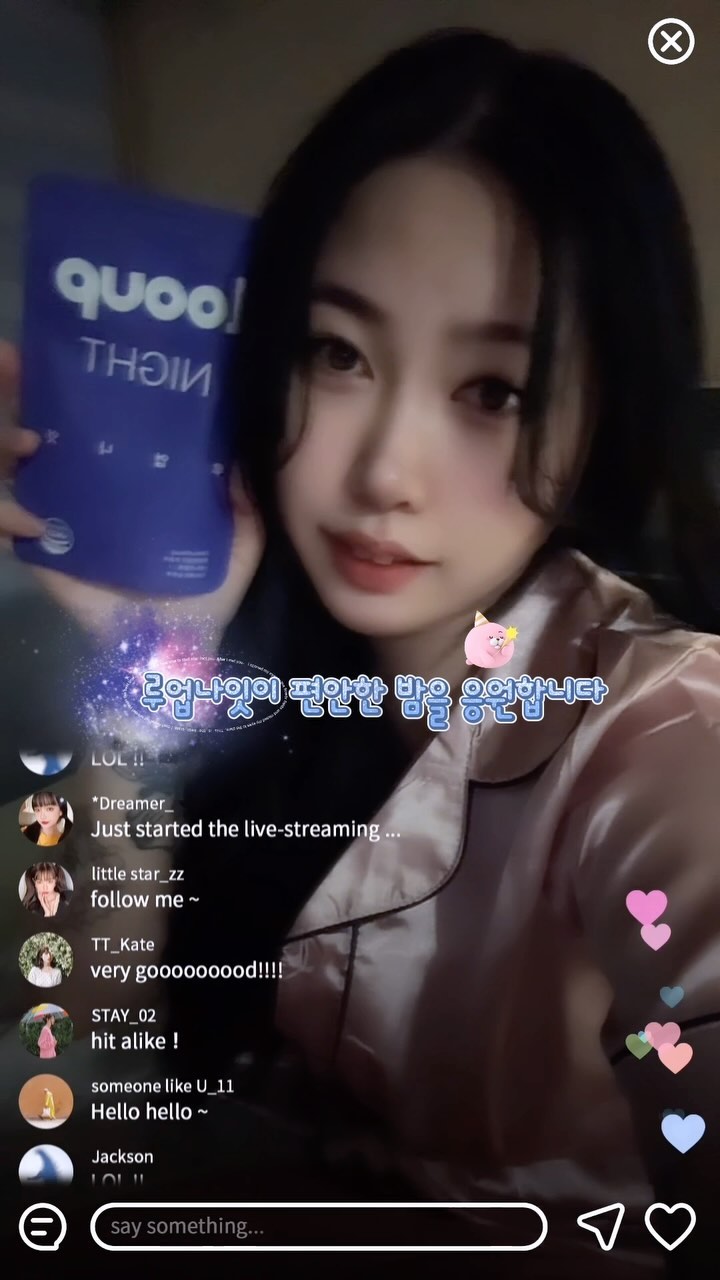 #광고 #제품협찬  #루업나잇 @looup_official 

루업나잇 릴렉스 음료 ☪︎·̩͙

긴 하루에 지쳐 쉽게 잠들지 못하는 날이 늘어갈수록 
무기력하구 푹 잠들지 못하고 자꾸만 뒤척이다보면
어느새 아침 😮‍💨

마음에 여유를 주기 힘든 현대사회.
루업나잇 릴렉스 음료로 잠시 쉬어가요 (❁´▽`❁) 💕

상추를 먹으면 졸린다는 얘기 들어보신 적 있으시죠 ?
그게 바로 상추에 들어있는 락투신이라는 성분 때문인데요 !
루업나잇은 일반 상추대비 락투신이 무려 124배!!
품종보호권 등록된 흑하랑상추 원료를 사용한 것이 특징이에요!
(원료에 대한 설명입니다 🤗)

건강기능 식품이 아닌 단순 액상차라서 
더 편하게 마실 수 있는것 같아요 (๑˃́ꇴ˂̀๑) 

새벽에 자꾸 깨는 프로 예민러 아야는 진짜 중요한날
루업나잇 먹구 아침 컨디션 조절한답니다 😮‍💨
가족들두 안나눠주고 혼자 홀랑 먹는중인건 비밀!ㅋㅋㅋ

아야와 함께 하는 여러분! 
그리구 이 글을 읽으시는 모든 분들!

오늘 하루도 고생했어요 🧸
별거 없던 하루. 늘 그랬듯이 지나가는 시간. 
시간이 지나면 문득 그리워질 추억이 될 일상들
✨평범해서 더 소중한 오늘이에요
작은 행복에도 웃으며 행복한 하루 되셔요 🫶🏻
(너무 릴렉스 했나봐요 감성터졌네 😂😂)

#헬시플레저#락투신#릴렉스음료#휴식#흑하랑상추
#타트체리#몽모랑시#수면#숙면#꿀잠주스#열대야#루업
#좋은잠 #열대야 #슬리포노믹스 

더빙 ⇢ Typecast_소진