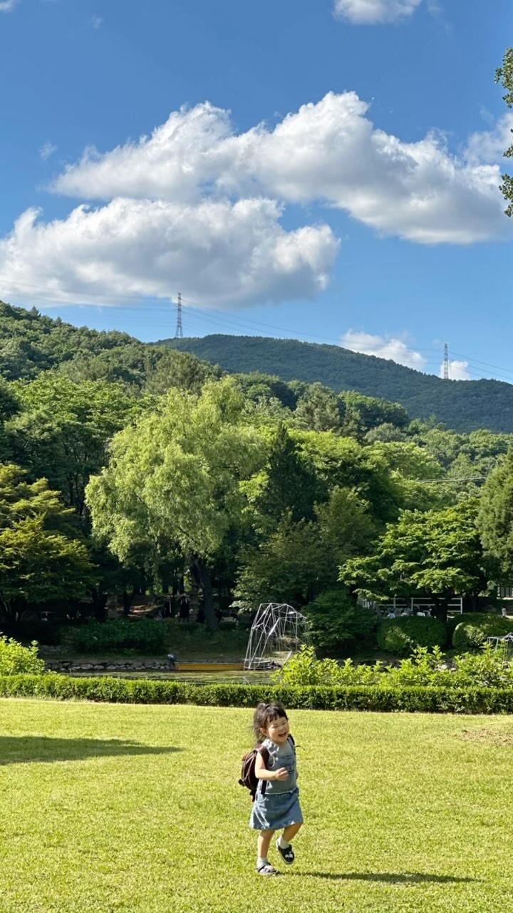 1019days☁️
하늘이 너무 예뻤던 한주🤍
아픈 삼촌까지 끌고
주말도 날이좋아 포천 놀러갔다가
여러모로 힘들기듀 재밌기도 했던 하루 ㅋㅋㅋ
(밥먹으러갔다가 언성도 높여보고 ㅋㅋㅋㅋㅋ)

이번 연휴도 즐겨보자 베이비😎

맑은 하늘과 정원과 쫀쪼니💚
보기만해도 행복하다 그치🥹
#20240601 #포천 #서운동산 #입장료뽕빼야댐
#포천아기랑 #주말 #가족여행 #동물농장