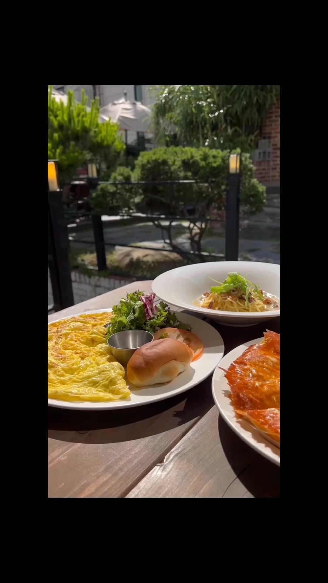 날씨가 너무 좋아서 친구들이랑 올만에 #연남동브런치 카페를 가자며 찾은 곳이 #홍대브런치가 (@brunchga_hongdae)였어요. 
테라스가 이뻐서 갔는데 알고보니 2020년 연애의 참견3/ TVN’온앤오프 윤아에도 나오고 나혼자 산다 ‘한혜진&기안84’이 방문한 이미 유명한 #연남동핫플레이스 더라구요. 
(나만 몰랐나. … 아하하)
음식을 테라스에 놓았을 뿐인데 완전 외국감성💛
음식도 종류가 많은데 점심엔 브런치로 
저녁인 해피아워 로 한잔하러 가기 좋은거 같아용 ~ 

📍 서울 마포구 월드컵북로4길 39 1층
🟢 홍대입구역 1번출구

#협찬 #홍대브런치 #홍대펍 #연남동펍 #연남동브런치 #홍대맛집 #연남동맛집 #홍대브런치카페 #연남동카페 #연남동데이트 #올데이브런치 #연남동파스타 #연남동카페추천  #홍대파스타 #홍대맛집추천