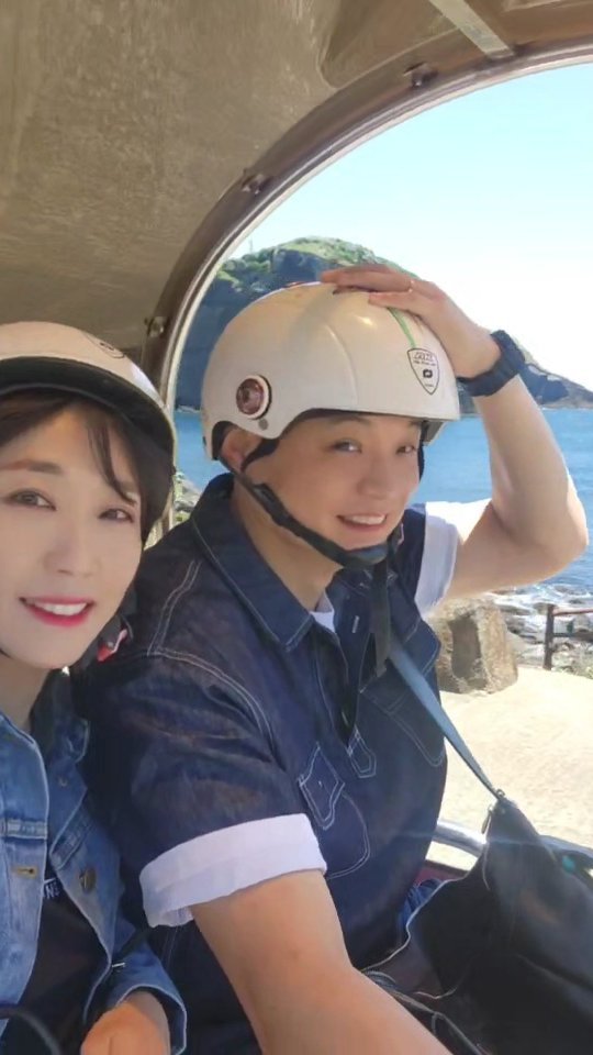 제주도 2일차 : 우도

우도는 사실 "뭐.. 그냥 섬이니까.." 하면서
블랙야크 섬앤산 인증하고 나와야지 했다

하지만 입도 후 전기 바이크를  빌려타고선
4박 5일동안 우도에만 있어도 됐다 싶었다

우도는 그런 곳이였다

자세한 설명은 생략한다 -김성모 화백-

#제주도 #제주도여행 #우도 #우도스쿠터여행 #우도등대 #우도땅콩아이스크림 #땅콩아재 #우도여행 #사자바위 #검벌레해안 #돌문어해물라면 #비양도 #뿔소라회
