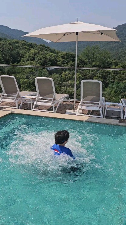 우리가족 서울도착🤍
오랜만에 찾은 파라스파라 
북한산이 보이는곳에서 온전하게 휴식

회원권전용 인피니트풀이라 그런지
한적하니 너무 조쿠만👏👏
5시간 운전의 피로가 사라지는 순간

#파라스파라