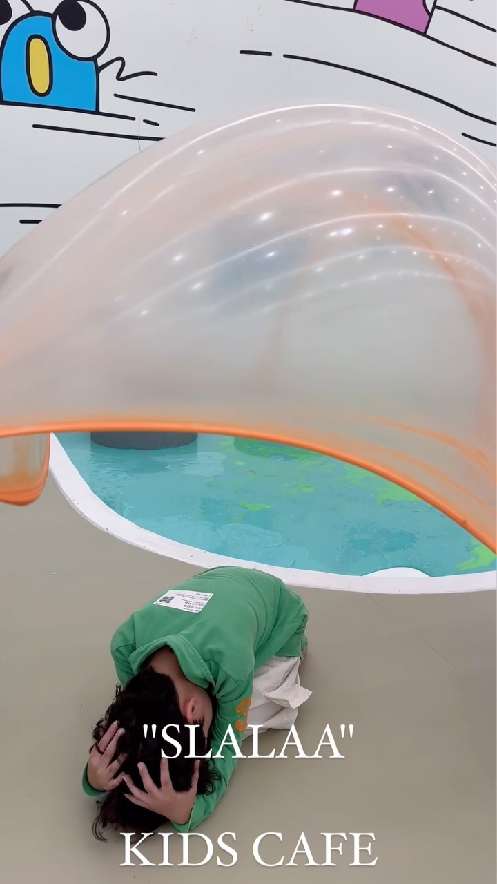 -
인스파이어 리조트 내에 있는 슬라라 슬라임키카! 
안되는건 안되는 엄마라..한번도 슬라임 접해본적이 없는 
우리 아이들👦🏻👦🏻
누구보다 순수하게 너무 좋아했다🤭
(처음이자 마지막 슬라임이닷)

놀이 공간도 많아서 단율이도 신나게 놀고, 선생님들이 중간 중간 아이들이랑도 놀아주신다✨

TIP: 영상에서 나오는 우비입고 
쏟아지는 슬라임폭포는 별도유료
입장료는 좀 높은편 (그래도 추천🫶🏻)

#슬라라 #인스파이어리조트 #슬라라테마파크 #슬라라키즈카페