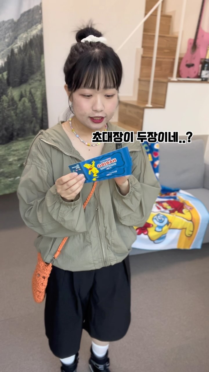 굿즈 먼저 탈탈 털어왔슴니다😋

제주도 갈때 꼭 가야하는 핫플 전시회
하리보 해피월드 인 제주🏝️🧡

✅ 위치 : 
제주특별자치도 제주로 아연로 444-1 하리보 해피월드

⬇️가야하는 이유 5가지⬇️

❤️하리보의 첫 초대형 미디어 체험 전시👀
무려 1,200평이 넘는 대규모 공간! 🫢
🧡 남녀노소 불문하고 ‘젤리섬’과 ‘야생젤리보호구역’등 다양한 체험과 전시를 즐길 수 있어요!😋
💛공항에서 15 분 거리의 원활한 접근성! 👍🏻
💚 오직 하리보 해피월드에서만 만나볼 수 있는 제주 한정판 굿즈 및 시즌별 굿즈 오픈! ⭐️
💙 주차장, 카페, 짐 보관, 유모차와 휠체어 대여, 수유실 등의 다양한 편의시설 마련! 🧸

🫢제주도 여행갔는데 비가 많이 온다면••?☔️
굳은 날씨 상관없이 쾌적한 실내 데이트를 즐길 수 있는 하리보 해피월드로 놀러오세요❤️

📣특별 제작된 한정판 하리보 트래블 굿즈 키트받고, 하리보 해피월드 인 제주까지 가고 싶다면?

➡️ 하리보 해피월드 인스타그램 @haribo.world_official 
➡️스잎 인스타그램 @studio__ip 

⭐️하리보 해피월드와 스잎 인스타그램 팔로우, 댓글 남기고 이벤트 참여해서 하리보 트래블굿즈 키트 받고 하리보 해피월드 인 제주까지 떠나보세요!⭐️

#하리보 #하리보해피월드 #하리보해피월드인제주 #하리보굿즈 #언박싱 #제주도 #제주도전시 #제주도여행 #제주도실내데이트 #제주도전시회
