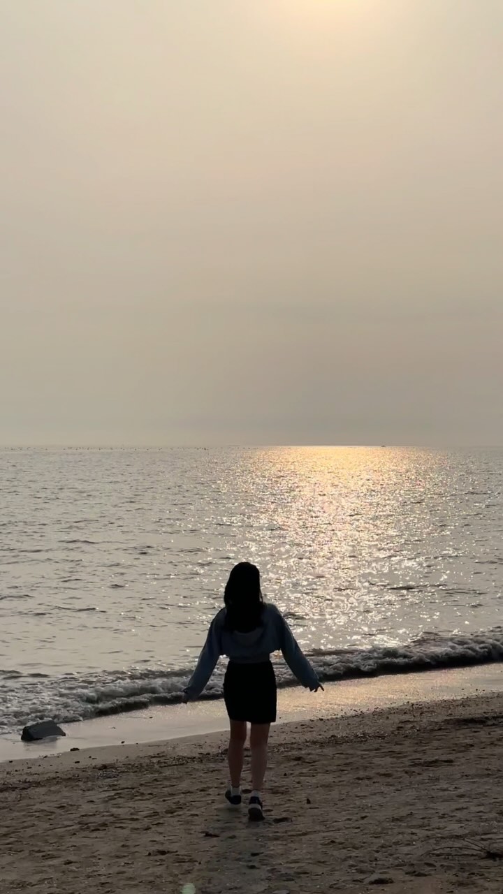 🌊
서울 한시간 거리에서 바다 실컷 구경하기😌
가장 가까운 거리에 있는 근교 제부도 여행 어때요?

바다에 있는 갈매기, 등대, 배, 풍력발전기도 한눈에 볼 수 있고
케이블카를 타고 넘어가서 제부도를 한바퀴 돌 수도 있어요:)

서해랑의 크리스칼 케빈 케이블카는 아래가 뻥 뚫려서 
타는 동안 바다를 발아래에서 한 눈에 볼 수 있답니다!

케이블카 타고 제부도로 넘어가서
매바위도 보고 해변의 바닷 소리도 들으면서 힐링해보세요❣️

노을이 지는 바다를 보면 F 감성 충만이에요😉
.
.
.
📍서해랑 제부도해상케이블카
경기 화성시 서신면 전곡항로 1-10 
.
.
.
#서해랑 #케이블카 #제부도 #제부도케이블카 #바다여행 #화성가볼만한곳 #서울근교 #서울근교여행 #여행스타그램 #travel #상상travel #제부도갈만한곳 #노을맛집 #당일치기바다 #바다스타그램 #매바위