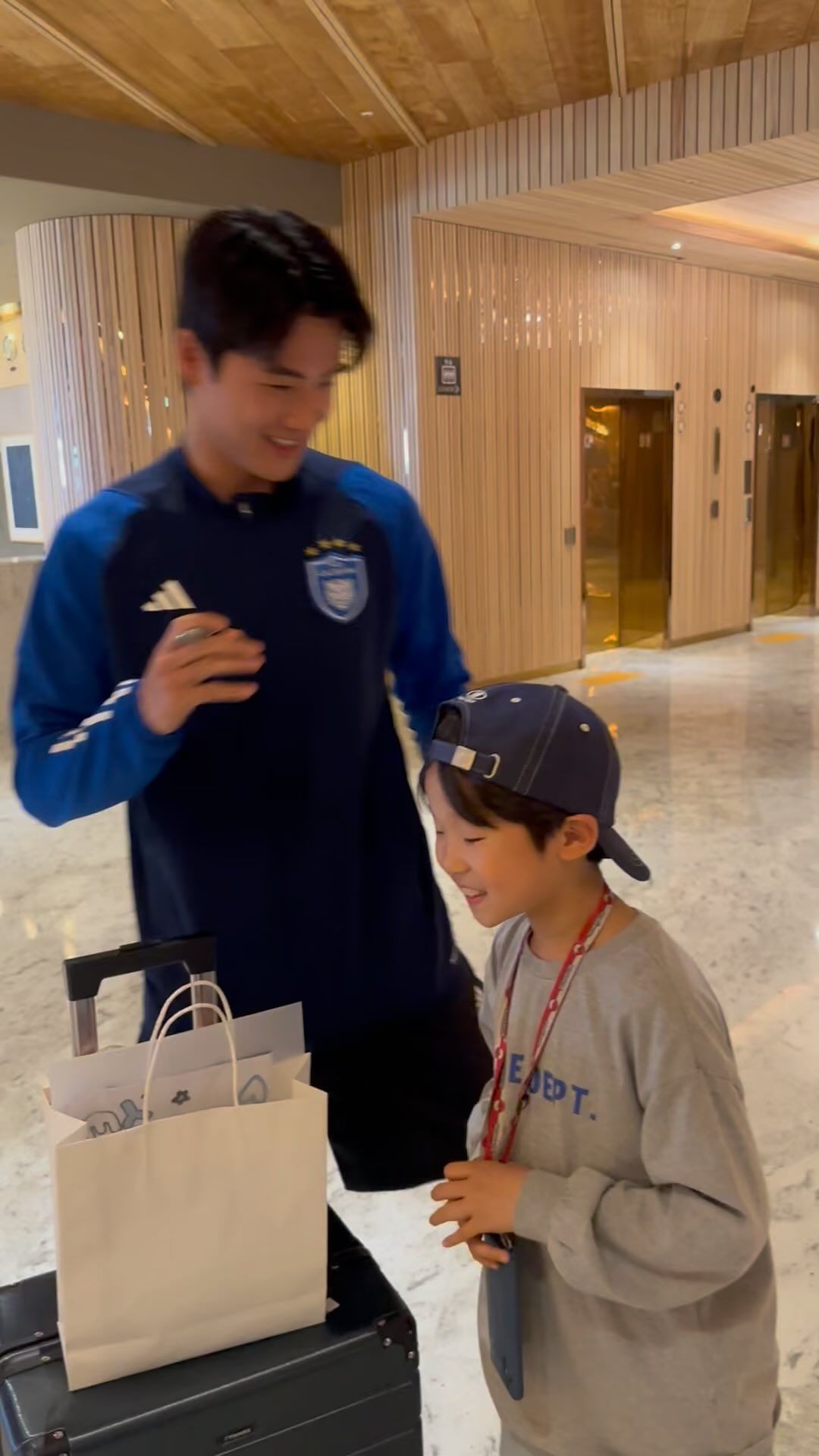 고마워요, 영우삼촌💙💛
삼초니 사랑 듬뿍받고 행복한 재우🫶🫰
다치지 말고 오래오래 뛰어주는게 재우 소원🙏

#설영우#울산HDFC#국가대표설영우#울산현대축구단#울산현대#축구#k리그#K리그#문수축구경기장#문수구장#셀카#셀피#인친#소통#외동#외동아들#인스타데일리#_재우야사랑해💕#맞팔#선팔#일상#재우맘
⠀