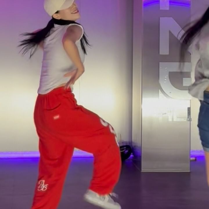 오늘 지이이인짜 행복했다••🩷🌈
요 몇일동안 마음이 힘들었지만 힐링이 된🙏🏻

그리고 오늘 쓰앵님께서 셀렉 해주셔서 더더욱 믿기지 않았고, 오늘 잘했다고 칭찬받아서 진짜 부정적인 생각 씻겨내려가는 거 같았다 ••

🧠 @rihey__  오늘도 감사합니다 !! 
🎵 @youngji_02 - #smallgirl 

#girlshiphop #femalehiphop #걸스힙합 #합정 #뱅갈댄스아카데미 #fypage