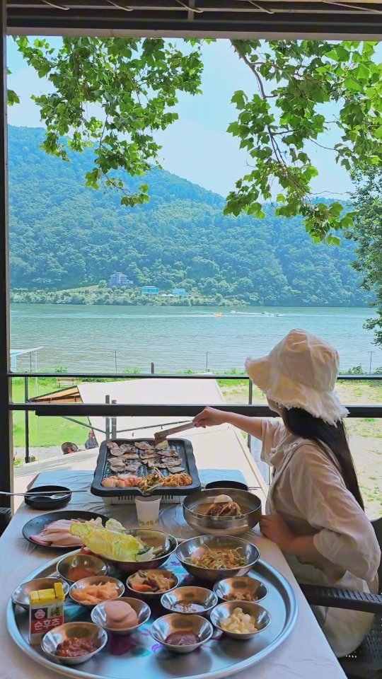 무더위에도 뷰맛집은 못참쥐!!🔥🔥

이 탁 트인 북한강뷰에 냉동삼겹살 조합은
무더위도 이겨낼만큼 강력한 한방 아니겠습니까!!🔥

땀삐질삐질 흘려가며 먹었던 뷰맛집이였던
이곳은 남양주 #드림골

드림골과 별개로 1인 1만원만 추가하면 수영장이용은
물론! 보트투어, 카페, 글램핑시설까지 갖추고 있어
친구들과 올 여름 당일치기 여행지로 너무 좋다구요❤️

‼️네이버예약시 1천원할인이벤트 상시진행중!!
‼️야외테이블의 경우 사람많을시 웨이팅필수입니다

🏷 @oh.150 계정을 팔로우하시면 유익한 여행 정보들을 발빠르게 보실 수 있어요🫶🏻

📍남양주 더드림핑 드림골
▪️11:00 - 22:00 (매일)
▪️경기 남양주시 화도읍 북한강로 1630-18 드림골
🚗 주차가능 (주차장 넓어요)
🚌 뚜벅이도 가능해요 (마석역에서 58번버스 탑승 후 금남3리 마을회관입구 하차하면 도보 약 2분)

#윤정_경기도 #윤정_남양주
#남양주가볼만한곳 #북한강뷰맛집 #남양주맛집 #뷰맛집 #남양주수영장