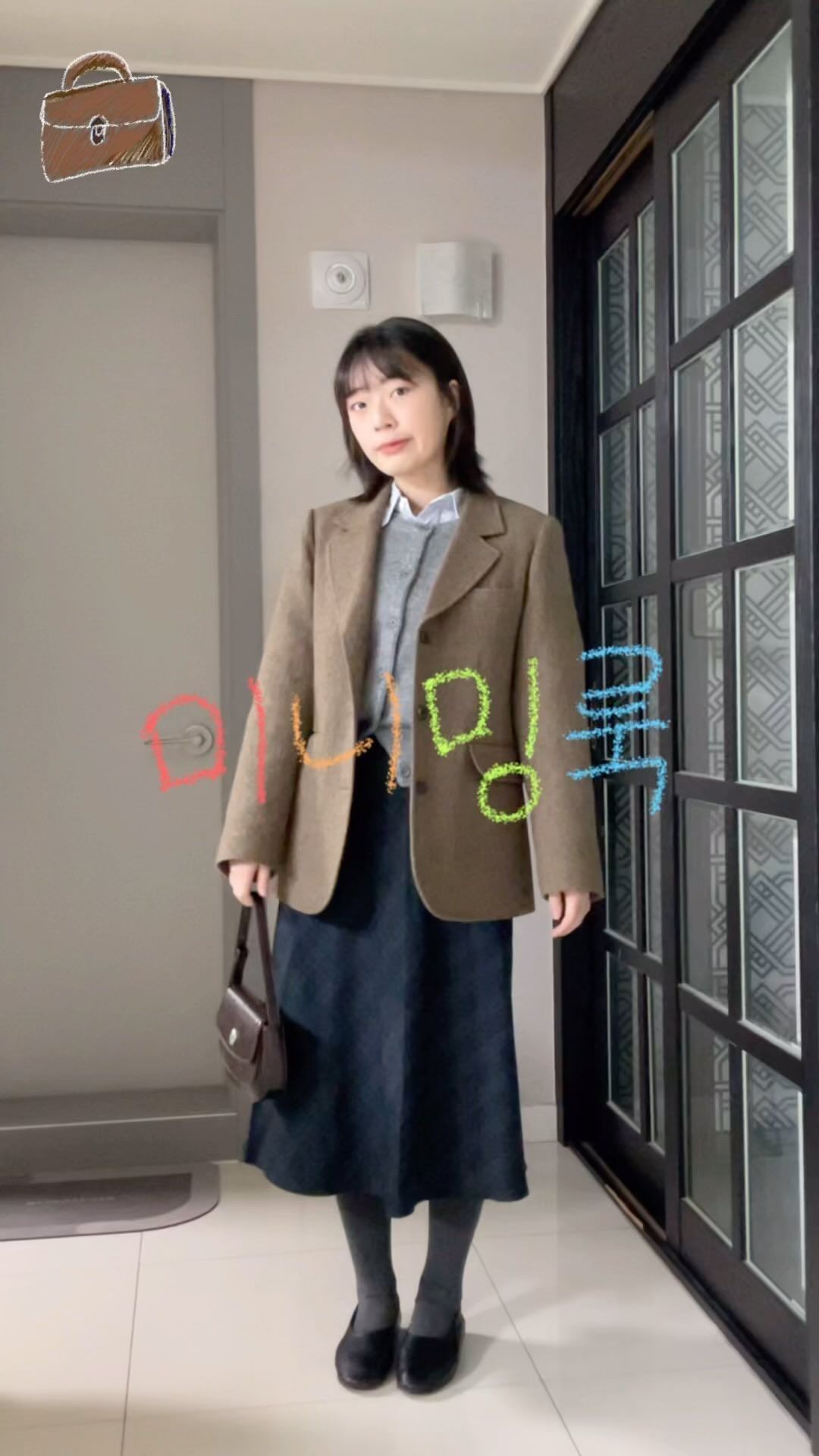 회사원 가방 룩 
정보
- 가디건 : 어텀
- 셔츠 : 빈티지프라임
- 치마 : 유니클로
.
.
#긱시크룩 #프레피룩 #가방룩 #미니밍룩 #룩북
#스타일링팁 #룩북촬영