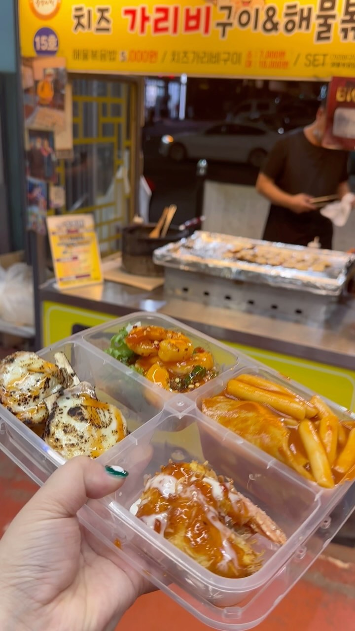 ⭐️경주 중앙시장 야시장⭐️

경주 여행와서 중앙시장 야시장을 안가봤다면
그거슨 유죄~~~~~!!

먹고싶은거 골라사서 자리잡고 
북적거리는 야외에서 술먹는 갬성
쟈미쓰는 좋아하거둔여~^^
(북적거리는거 좋아한다해놓고 
사람많이 없는 애매한 평일에 가는건 안비밀ㅋㅋ)

BIG4의 행복💖
원하는가게 가서 BIG4도시락 산다고 하면
만이천원으로 4가지맛을 즐길 수 있어요!!
쿠폰을 받아서 원하는음식 골라서 사먹을 수 있는
BIG4의 행복 ! 진짜 행복이쟈나~~😋

쟈미쓰는 2차로 간거여서
간단한 안주들로만 골라먹었어용ㅋㅎ

기대 안하고 먹었던 코코넛새우튀김이🍤
진짜 너무 맛있었!!!!!😍
새우가 통통하고 고소한게 막걸리 안주로 딱👍🏻
새우요리는 그냥 맛있어ㅋ..!
떡볶이도 맛있었고 치즈가리비도 존맛탱구리ㅎ

역시 경주는 재밌고 맛있엌ㅋ̤̫ㅋ̤̮ㅋ̤̻ㅋ̤̫ㅋ̤̮ㅋ̤̻
짱 ! ㅋ

#경주 #경주맛집 #경주야시장 #경주중앙시장야시장 #경주중앙시장맛집 #경주중앙시장 #경주야시장맛집 #경주야시장먹거리 #경주야시장BIG4 #경주가볼만한곳 #경주여행 #경주여행코스 #경주데이트코스 #경주황리단길맛집 #경주시장맛집 #경주황리단길 #경주맛집투어 #경주핫플 #내돈내산 #경주내돈내산맛집 #먹팔 #다이어트는내일부터 #해또다실 #시장맛집투어 #노상갬성 #경주시장